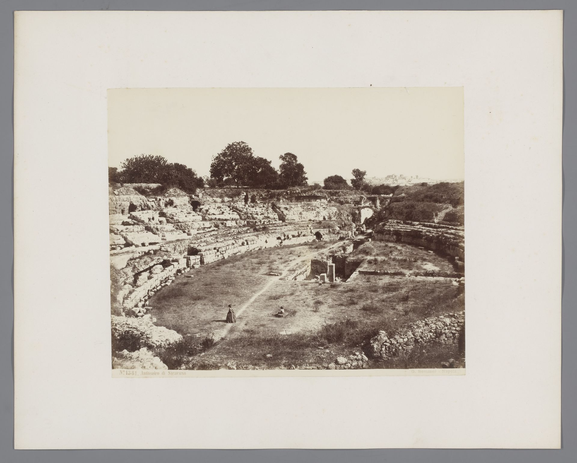 Gezicht op de ruïnes van een amfitheater in Syracuse, Sicilië by Giorgio Sommer