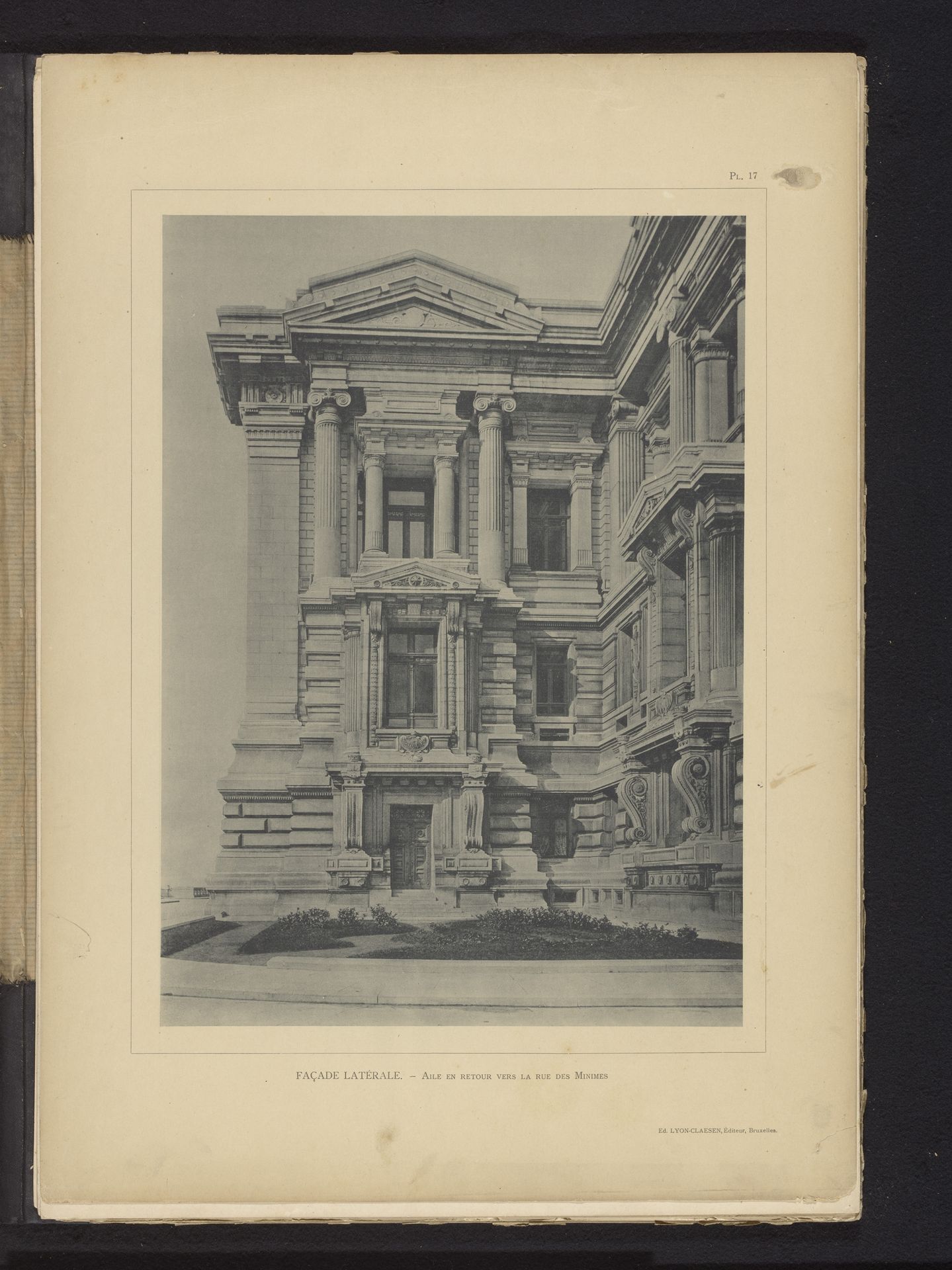 Zijdeur aan de westzijde van het Paleis van Justitie in Brussel, België by Anonymous