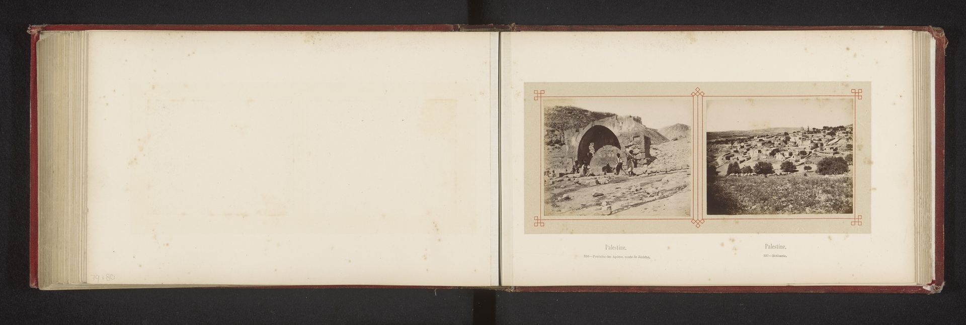 Onbekende mannen voor de Apotra fontein bij Jericho by Félix Bonfils