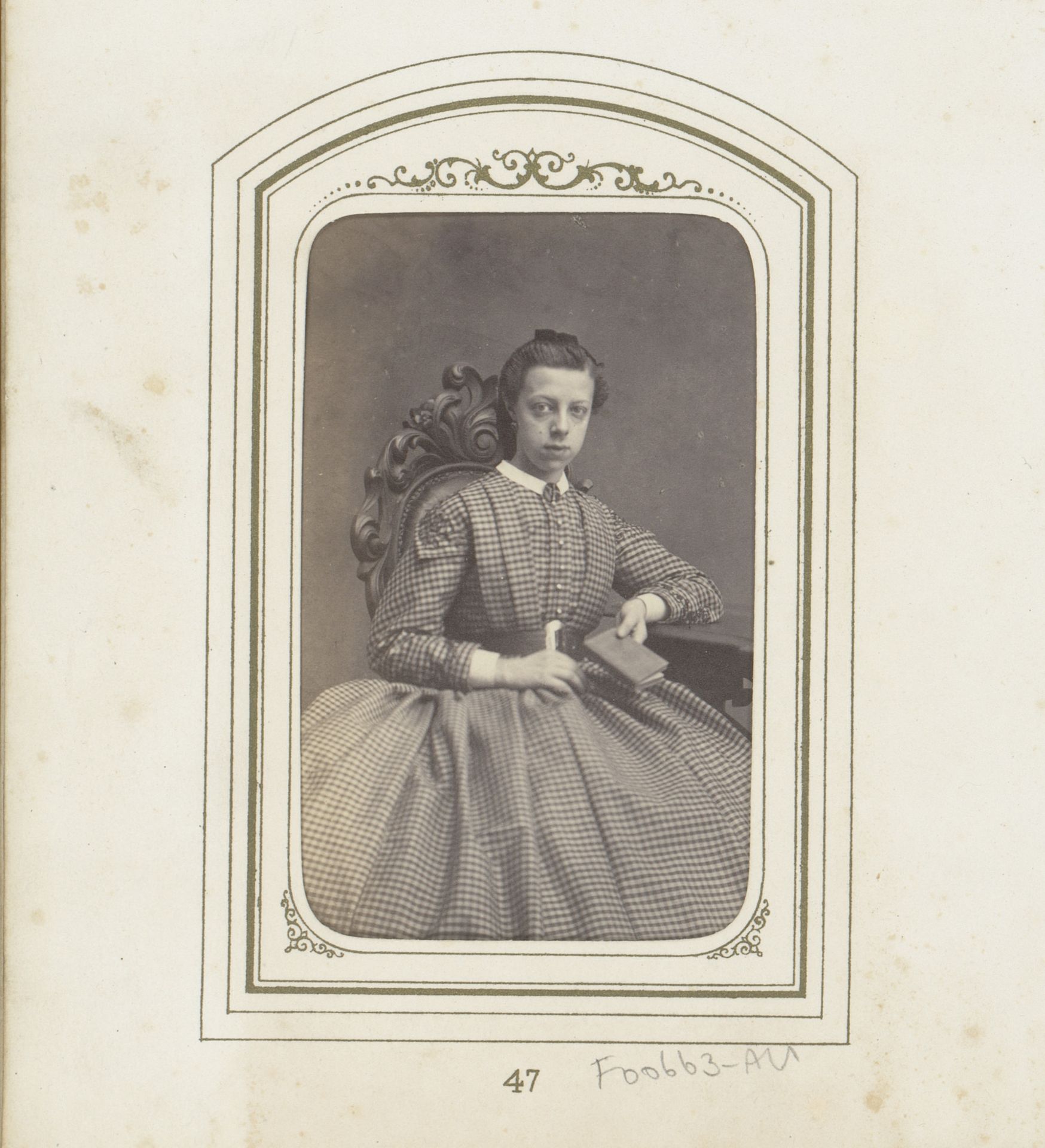 Portret van een zittende jonge vrouw met boek by Hermanus Siderius