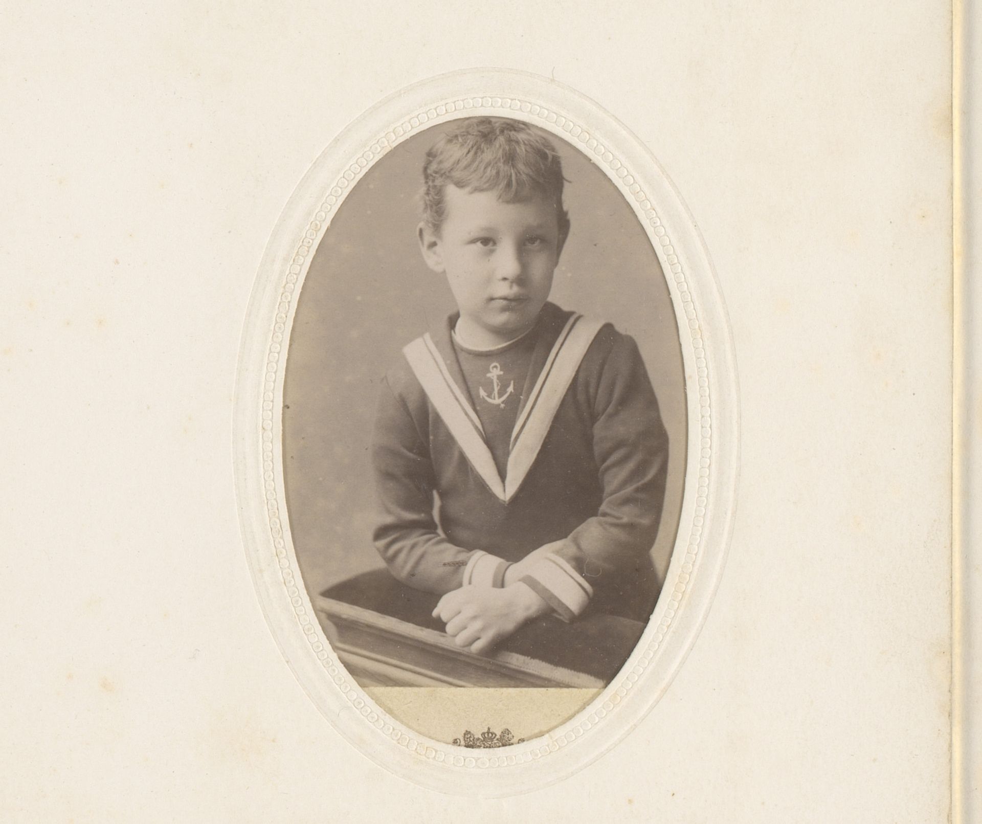 Portret van een jongen in matrozenpak by Albert Greiner