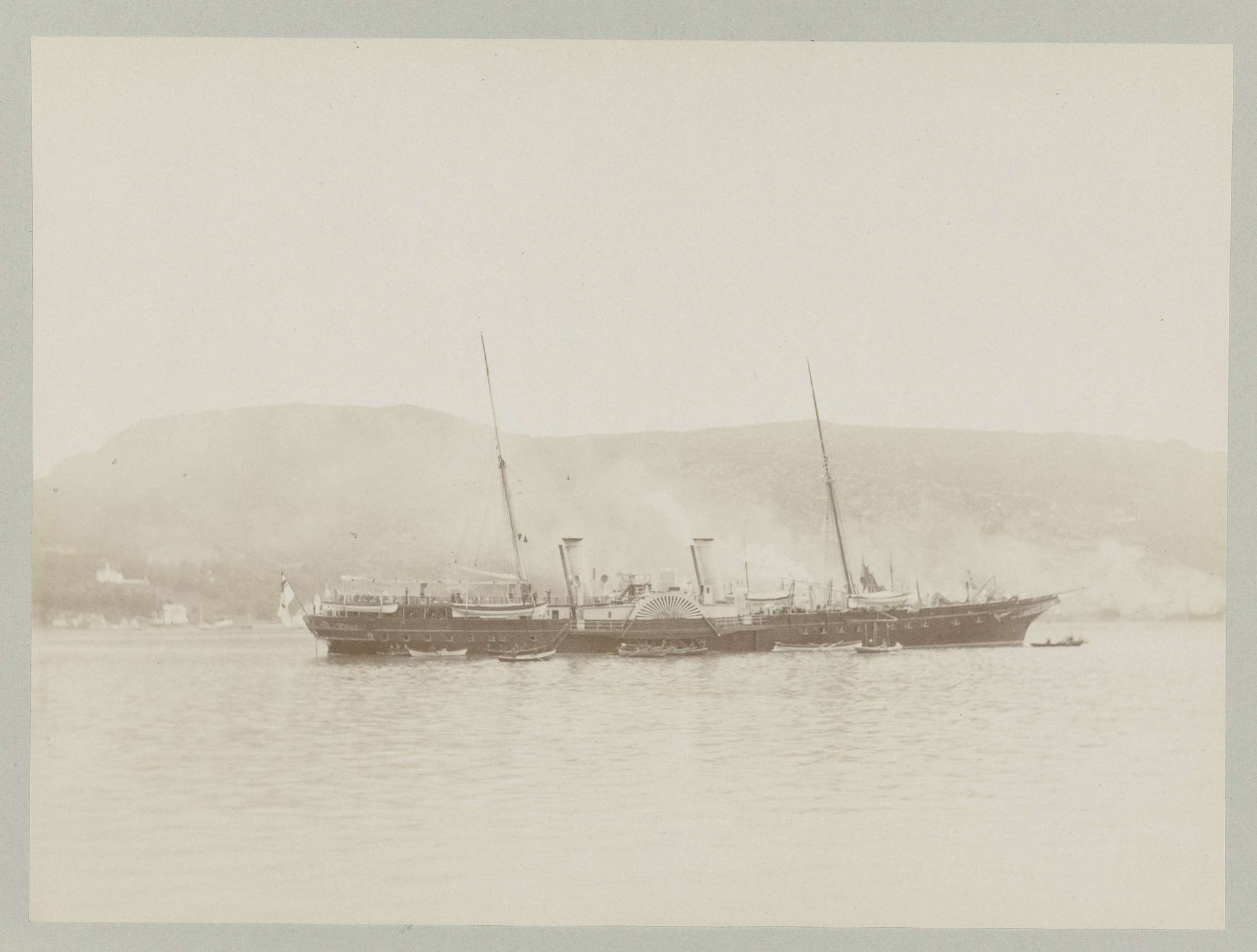 Raderschip de Hohenzollern omgeven door een aantal roeiboten by Paul Güssfeldt