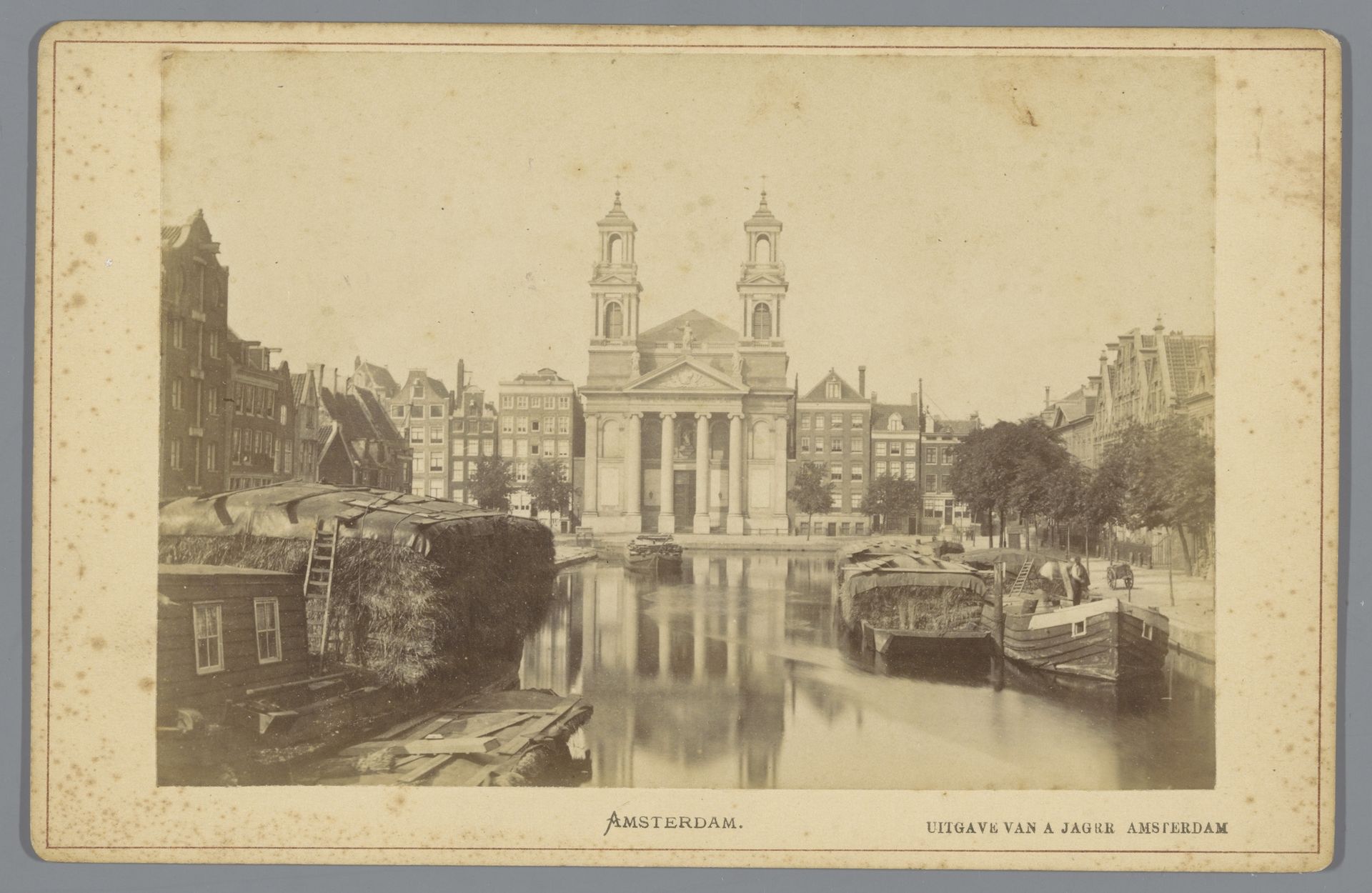 Gezicht op de Hout- en Leprozengracht in Amsterdam, met op de achtergrond de Mozes en Aäronkerk by Anonymous