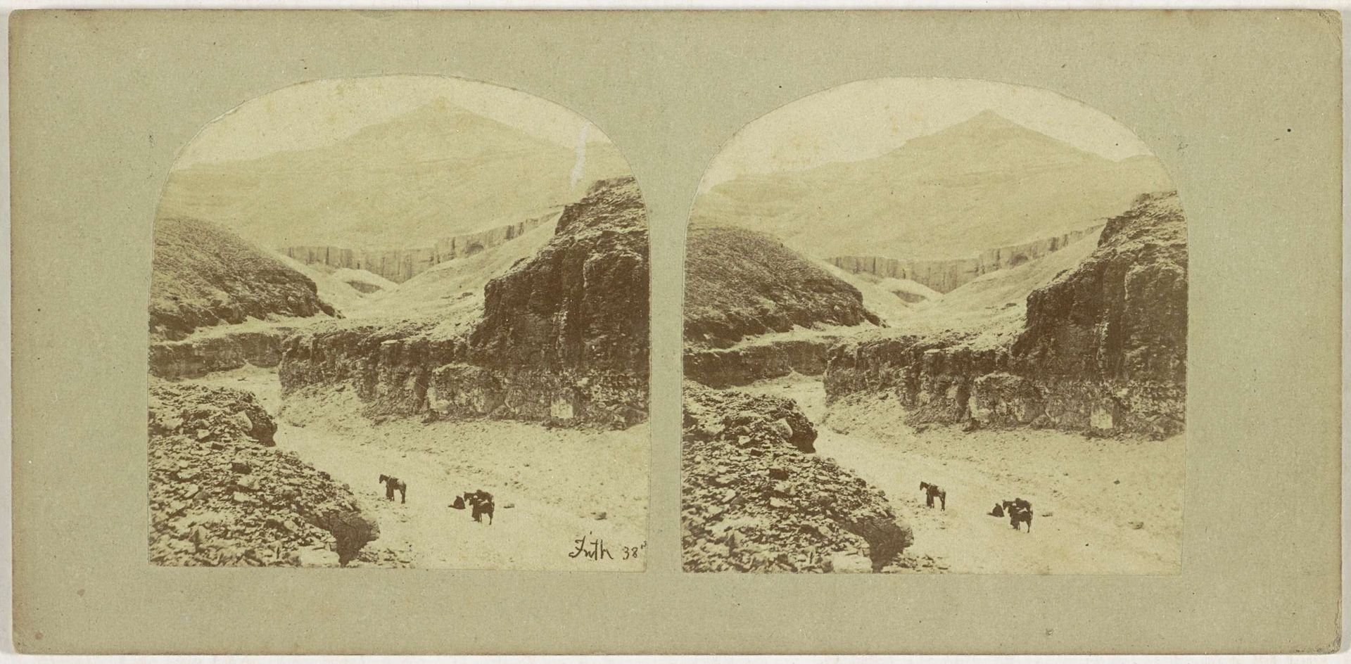 Gezicht op ruiters in de Vallei der Koningen, Egypte by Francis Frith