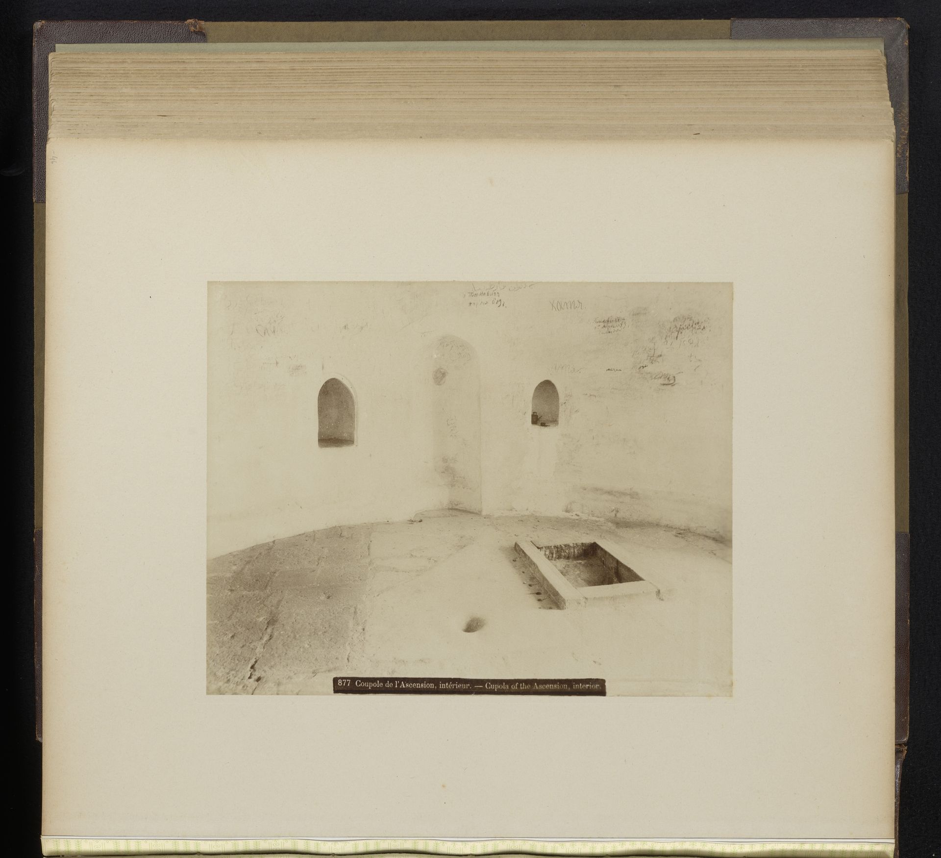 Interieur van de Koepel van de Hemelvaart op de Tempelberg in Jeruzalem by Félix Bonfils