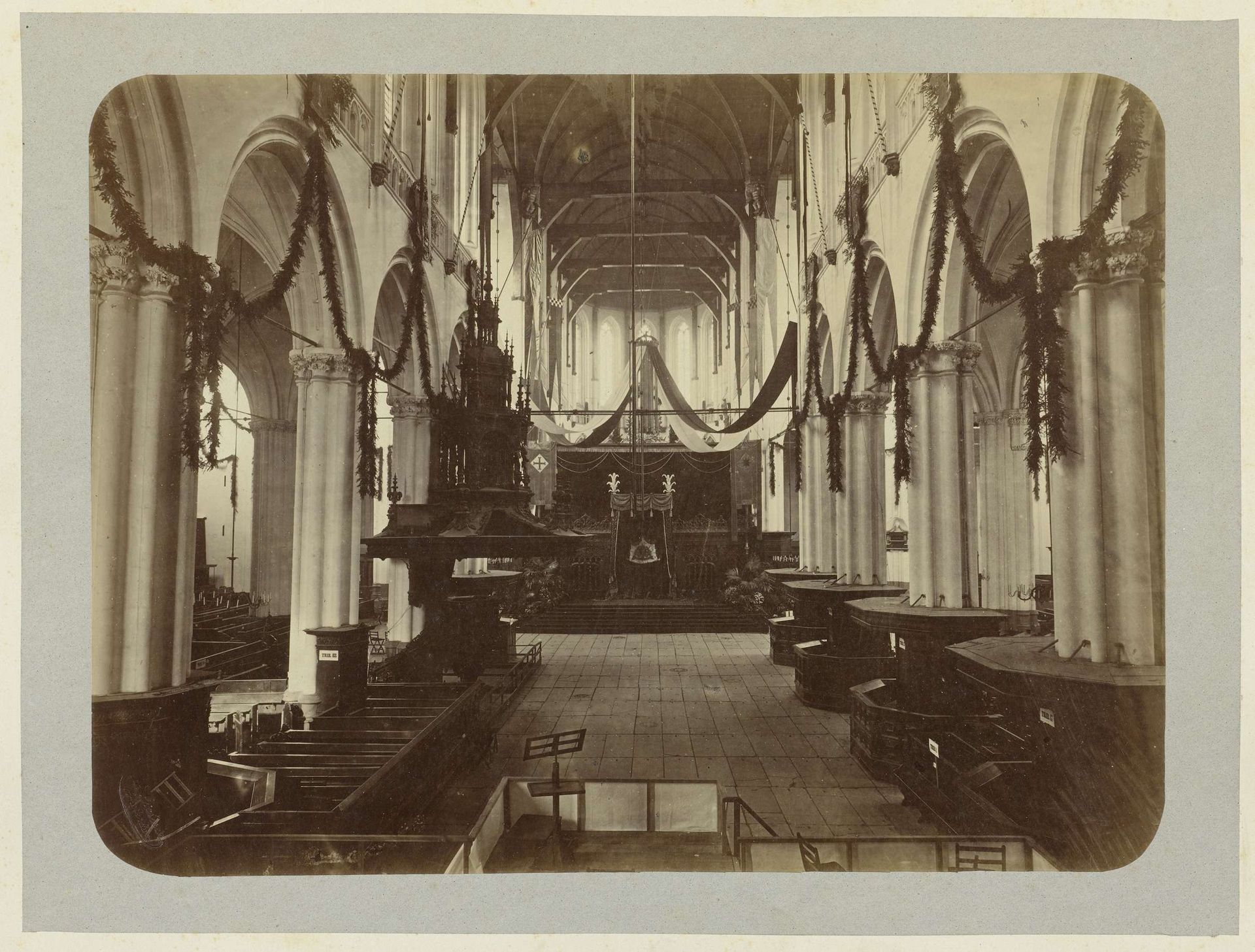 Decoratie in de Nieuwe Kerk bij de ontvangst van Willem III en Emma in Amsterdam by Albert Greiner