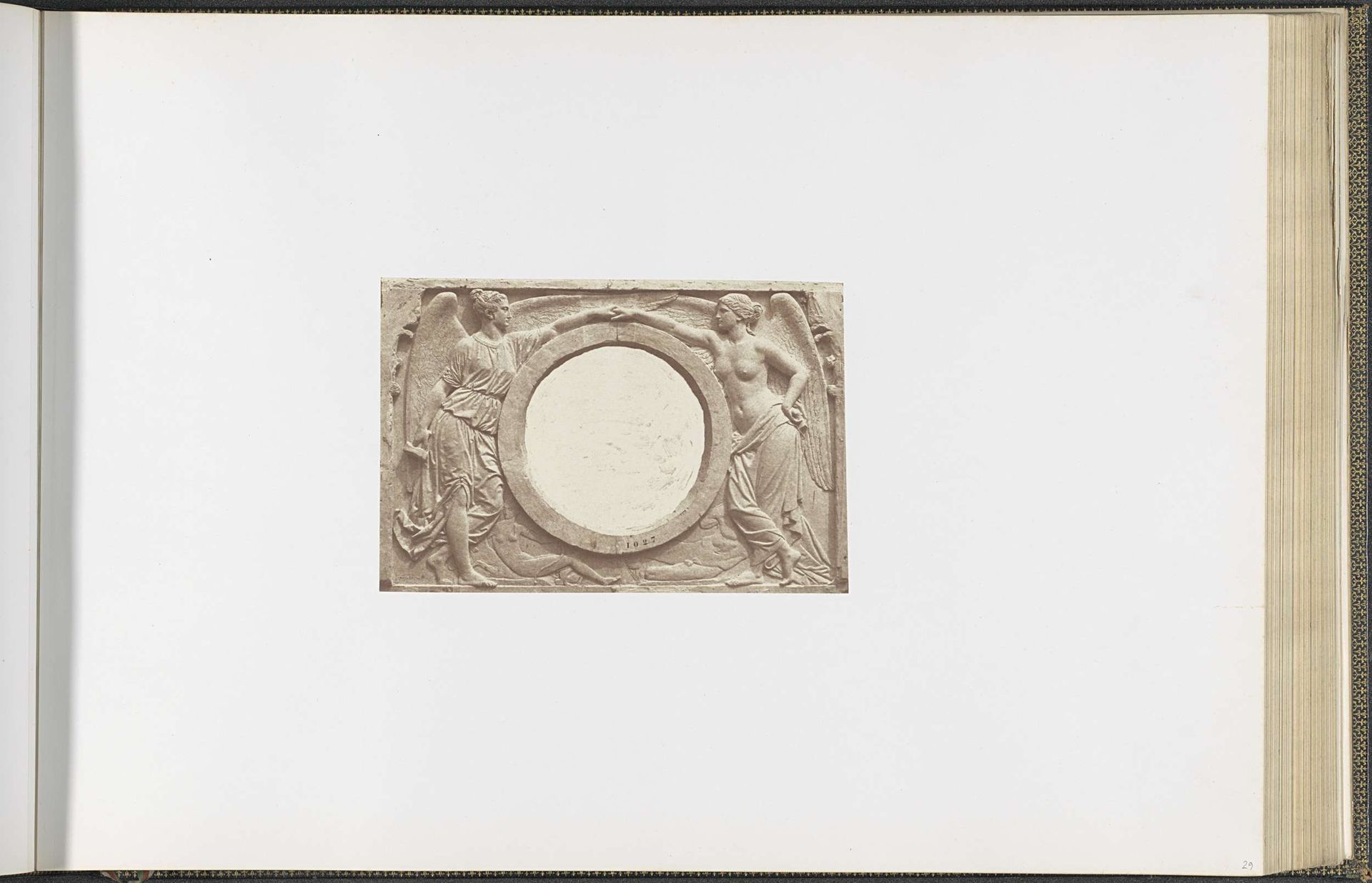 Gipsmodel voor beeldhouwwerk op het Palais du Louvre: "L'alliance de l'Art antique et de la Renaissance" door Jean Bonnassieux by Edouard Baldus