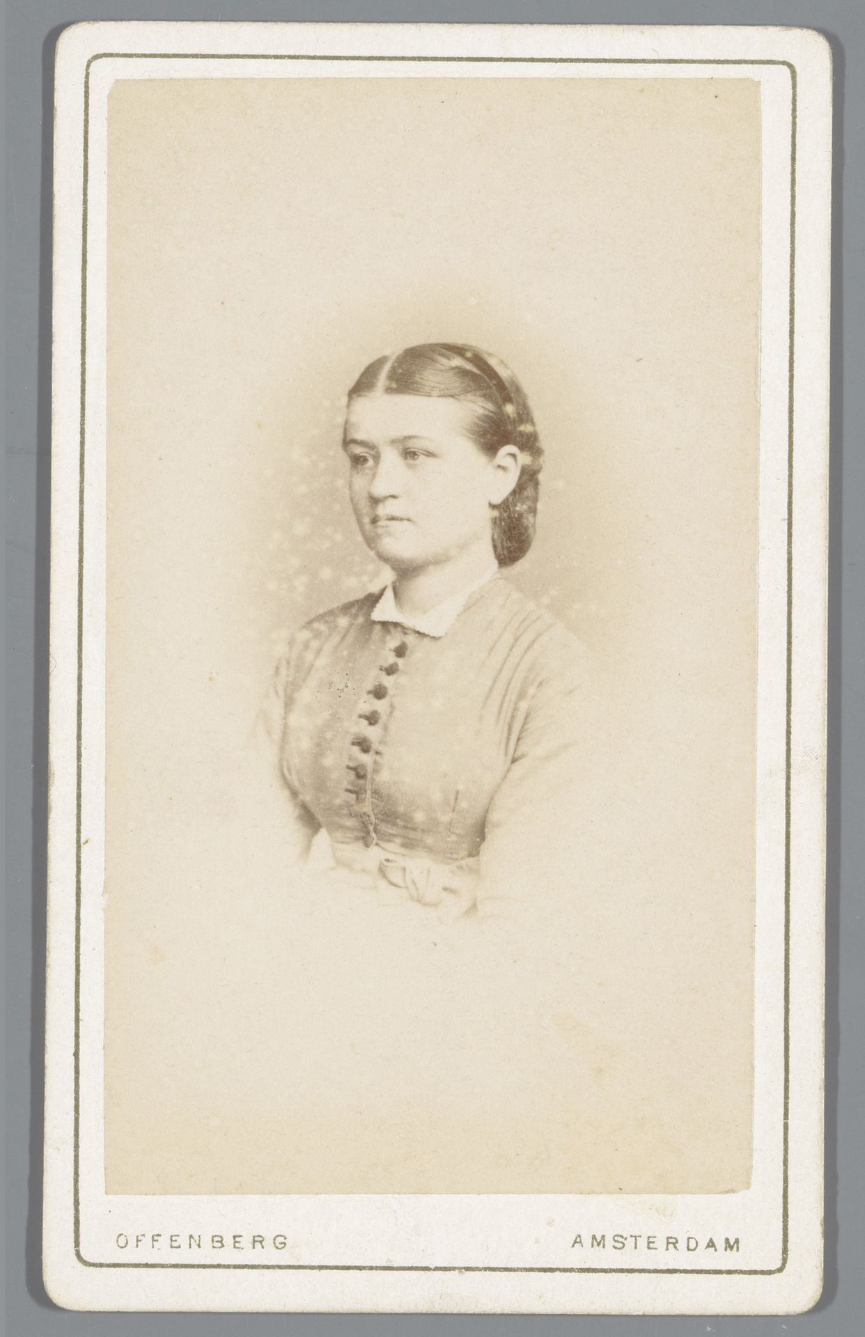 Portret van een onbekende vrouw, aangeduid als Nelletje Zwemmer by Johannes Wilhelmus Franciscus Offenberg
