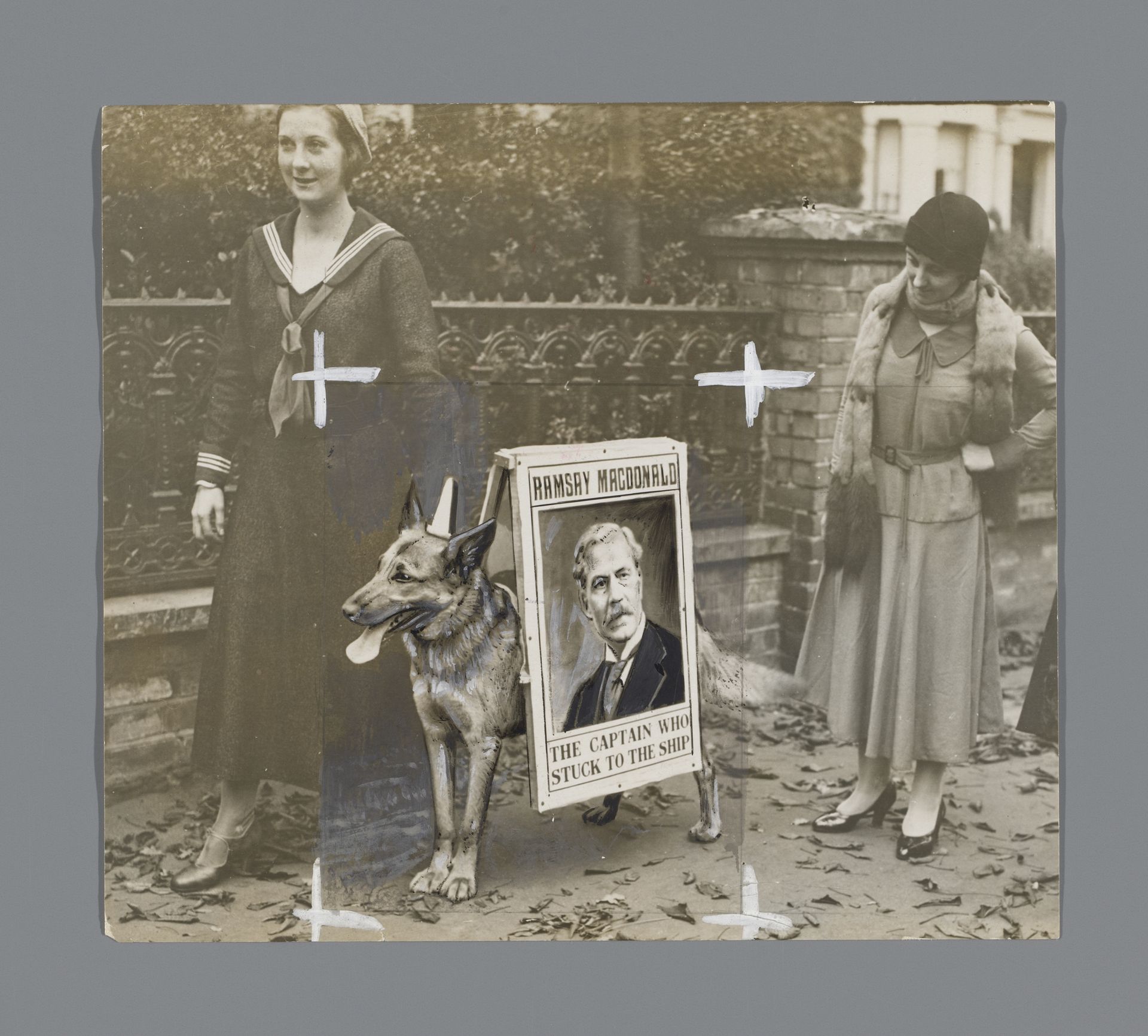 Twee vrouwen met een hond en een verkiezingsbord voor Ramsay MacDonald by Anonymous