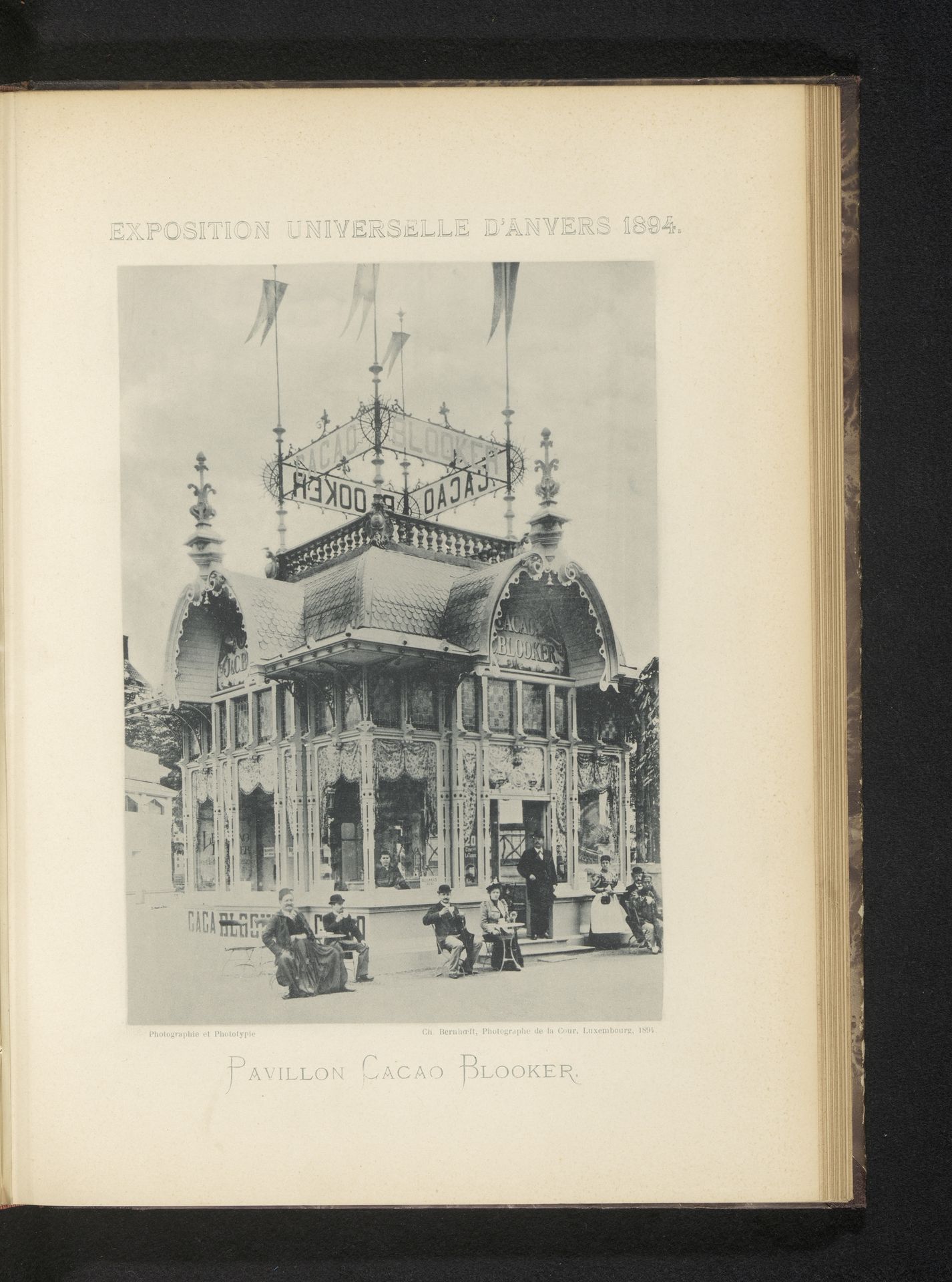 Gezicht op het paviljoen van cacaofabrikant Blooker op de Wereldtentoonstelling van Antwerpen in 1894 by Charles Bernhoeft