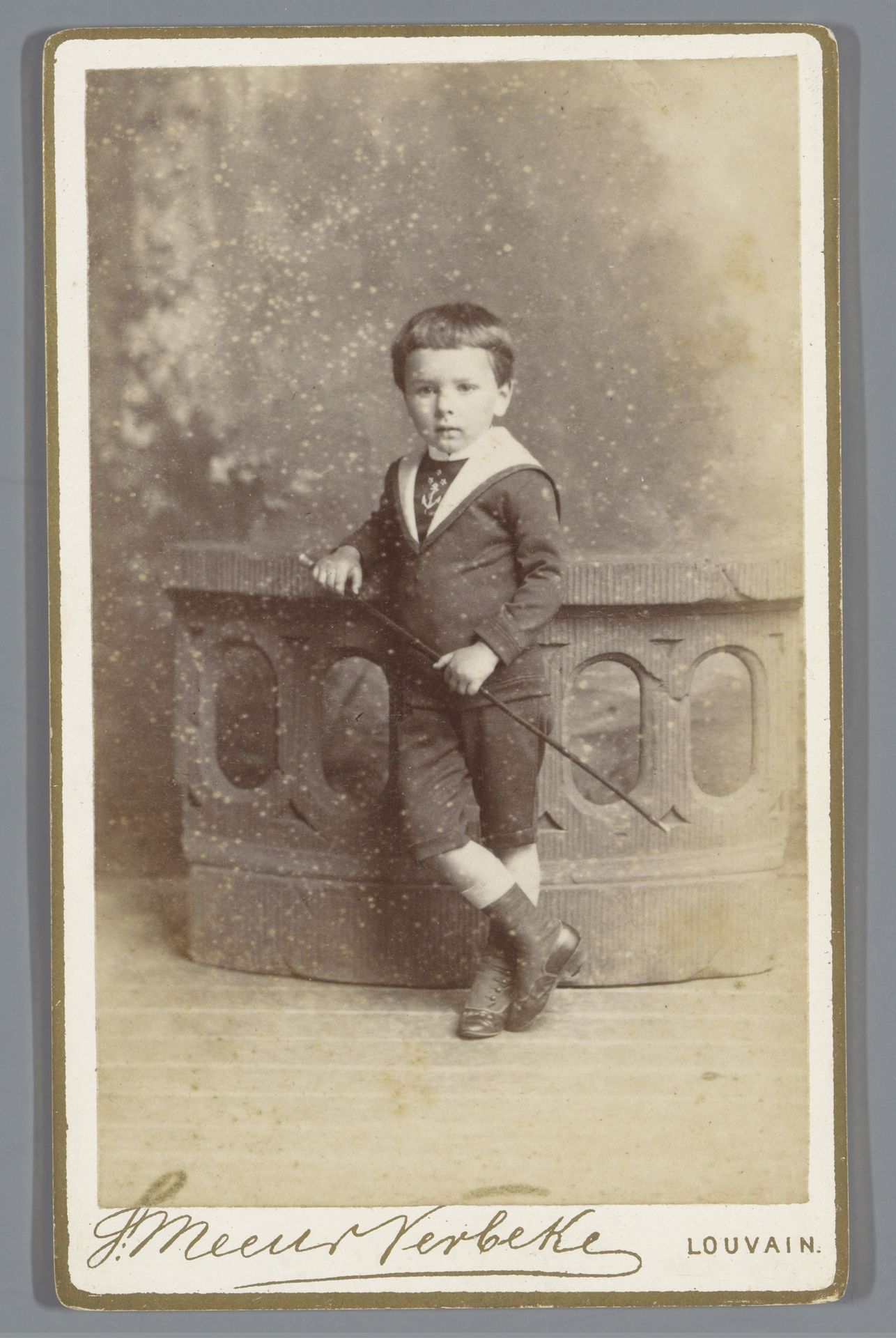 Portret van een onbekende jongen met een staf in zijn hand, staande naast een balustrade by F. Meeus-Verbeke