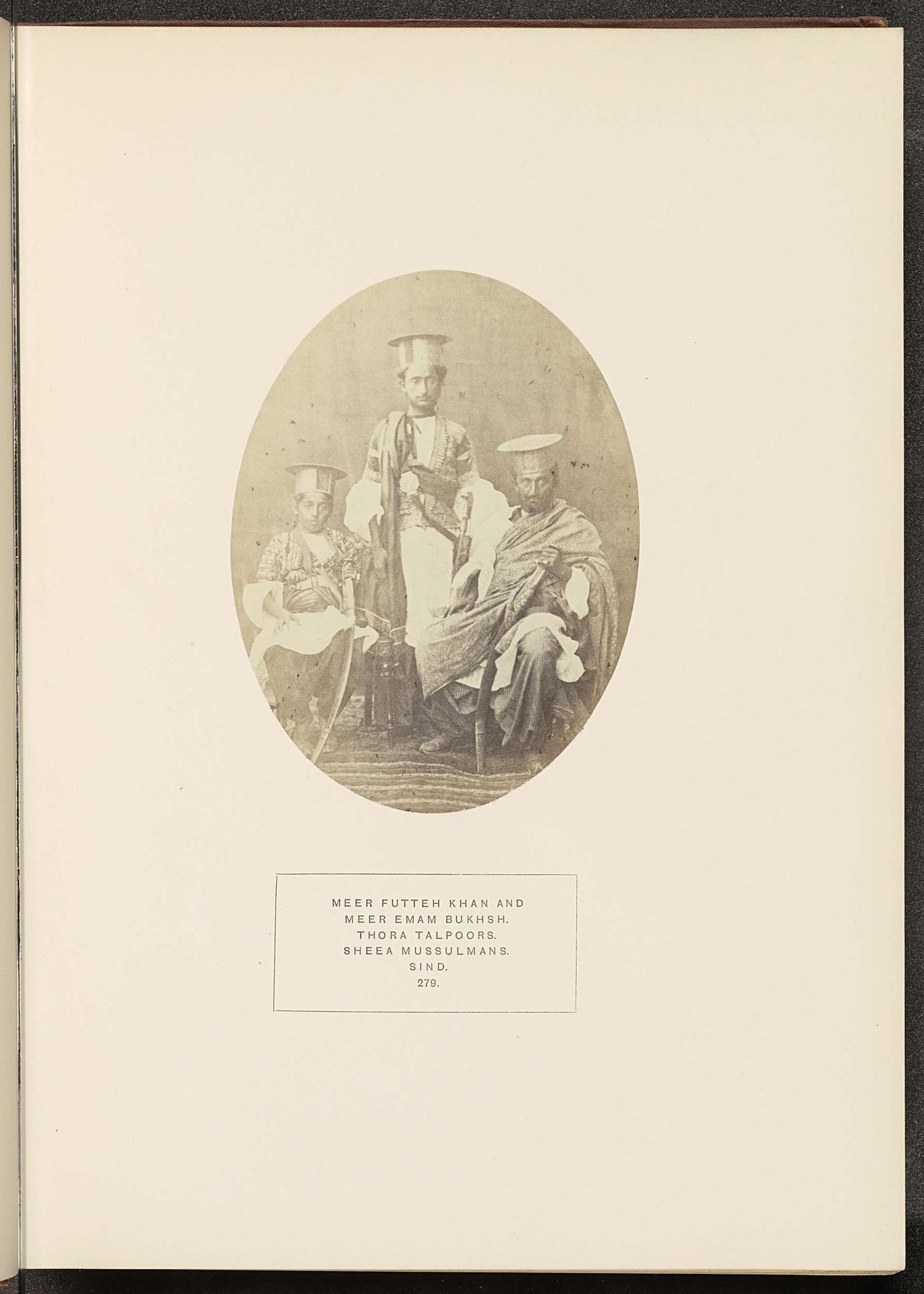 Portret van Mir Futteh Khan, Mir Emam Bukhsh en Mir Thora Khan by Henry Charles Baskerville Tanner