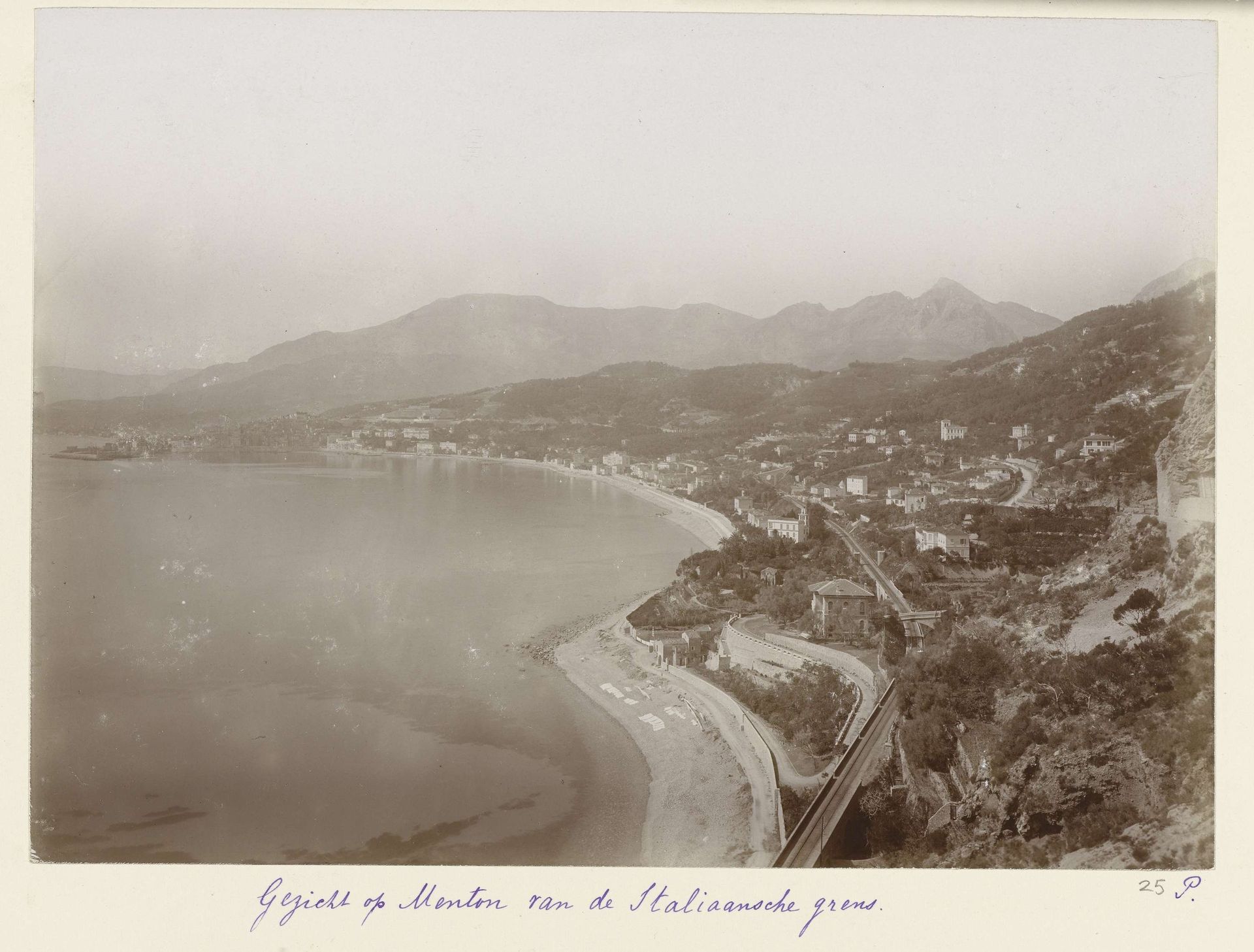 Gezicht op Menton gezien vanaf de Italiaanse grens by Henry Pauw van Wieldrecht