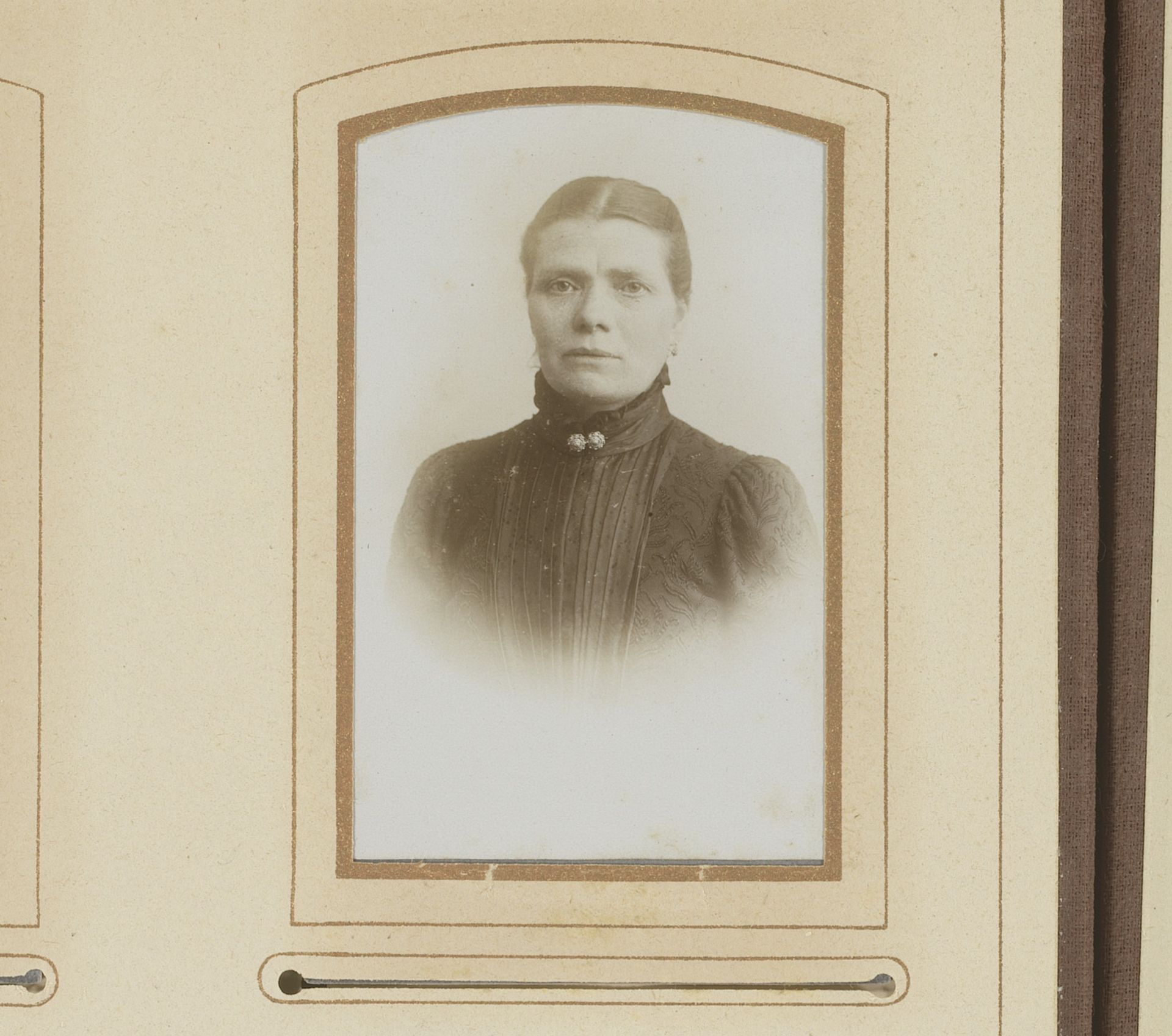 Portret van een vrouw by J.C. van der List
