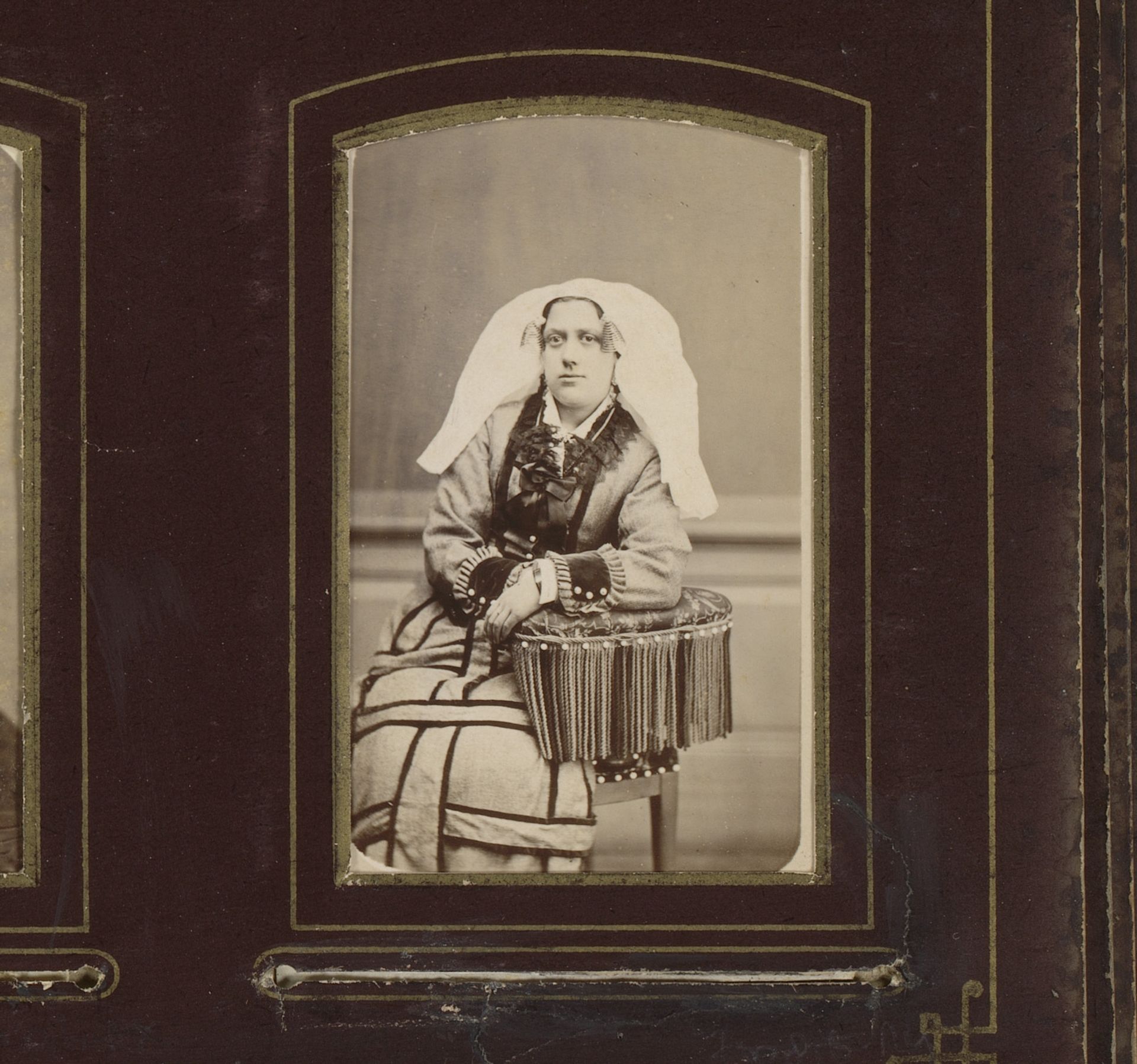 Portret van een zittende vrouw met muts en oorijzers by Karel le Grand