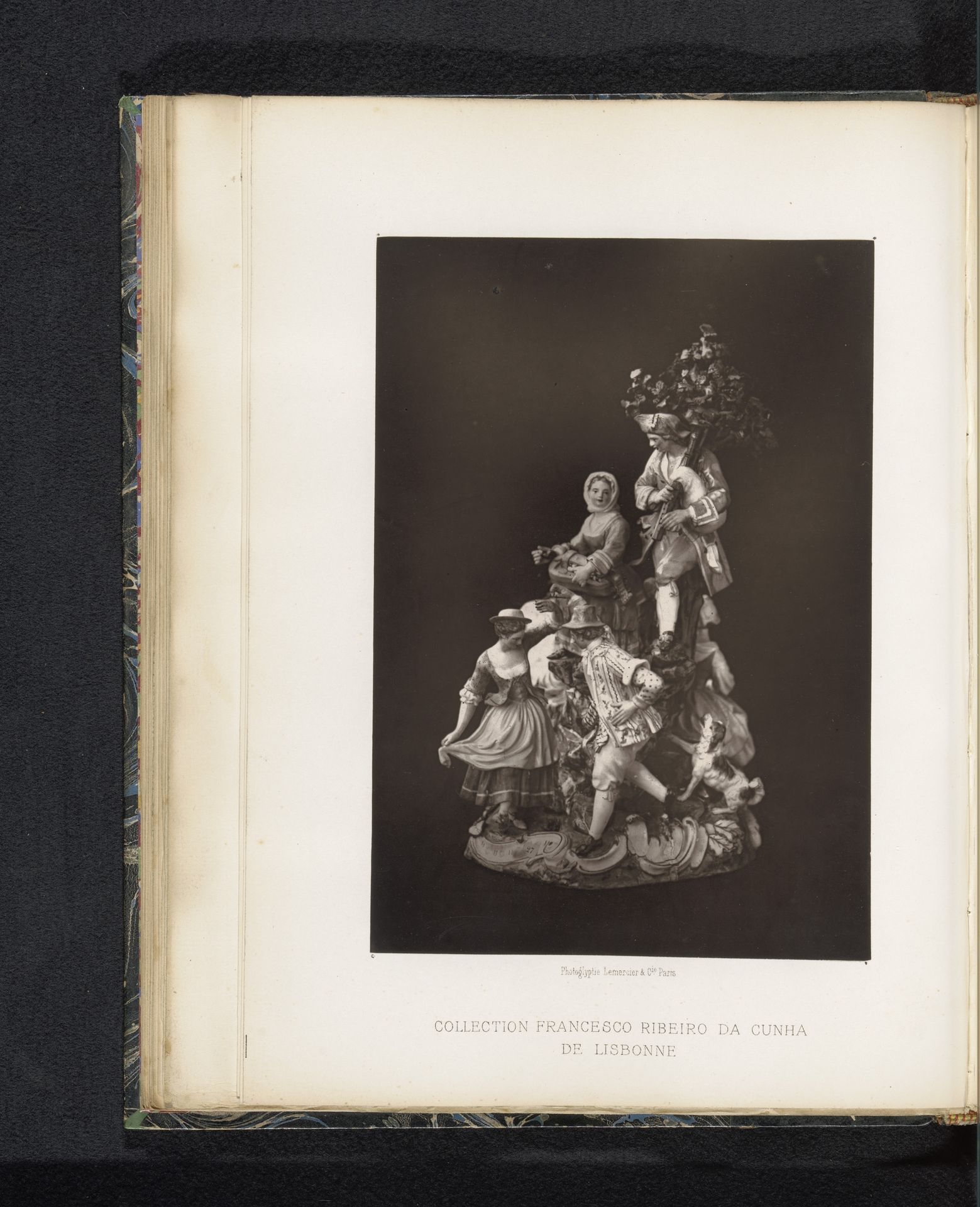 Beeldengroep met zes figuren en een hond op een rots in Meissen porselein by Lemercier & Cie.