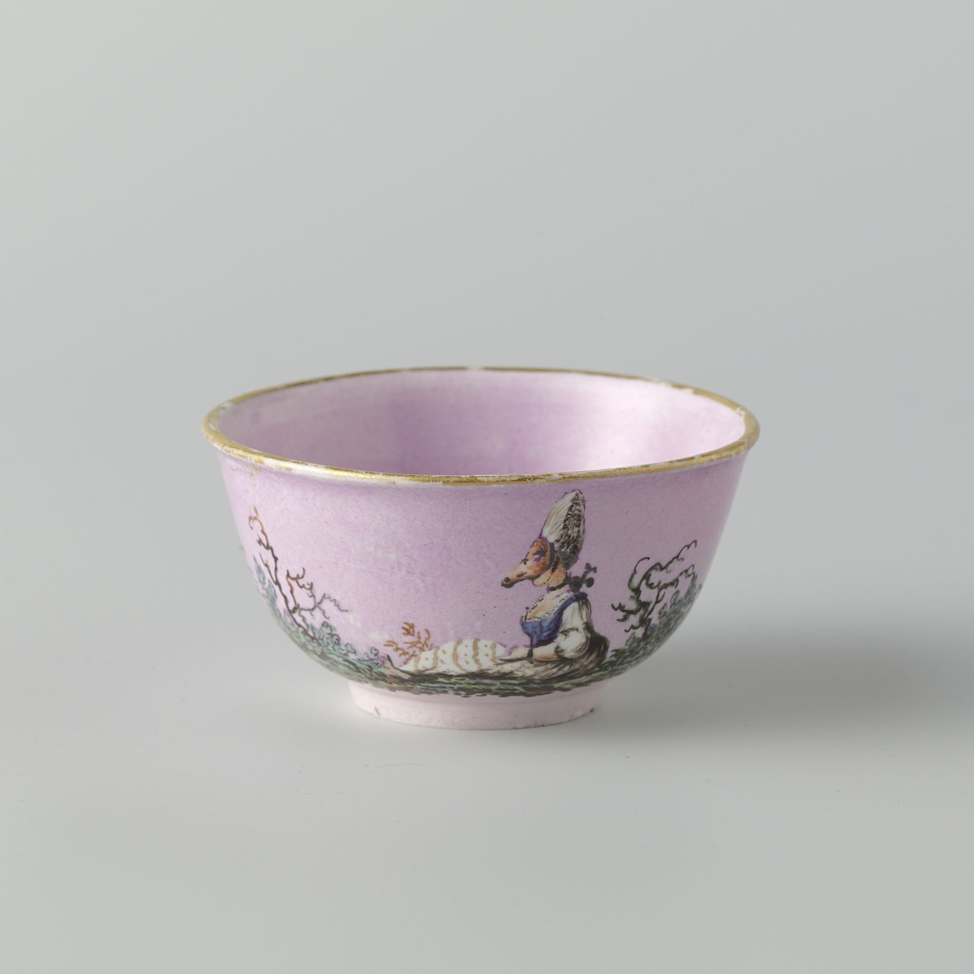 Kop van porselein, met een rose-violet fond by Loosdrecht