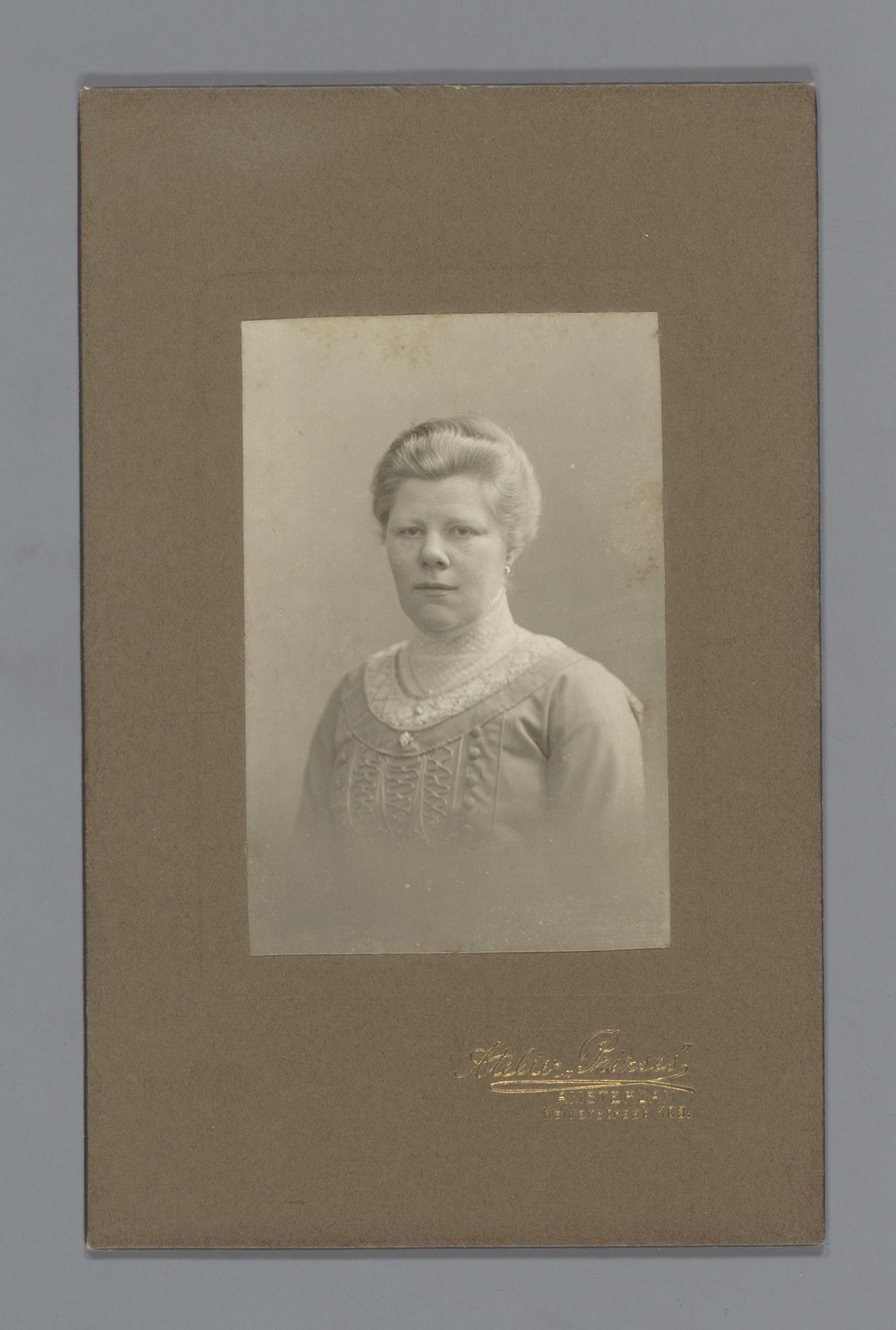 Studioportret van een onbekende vrouw by Atelier Prinses