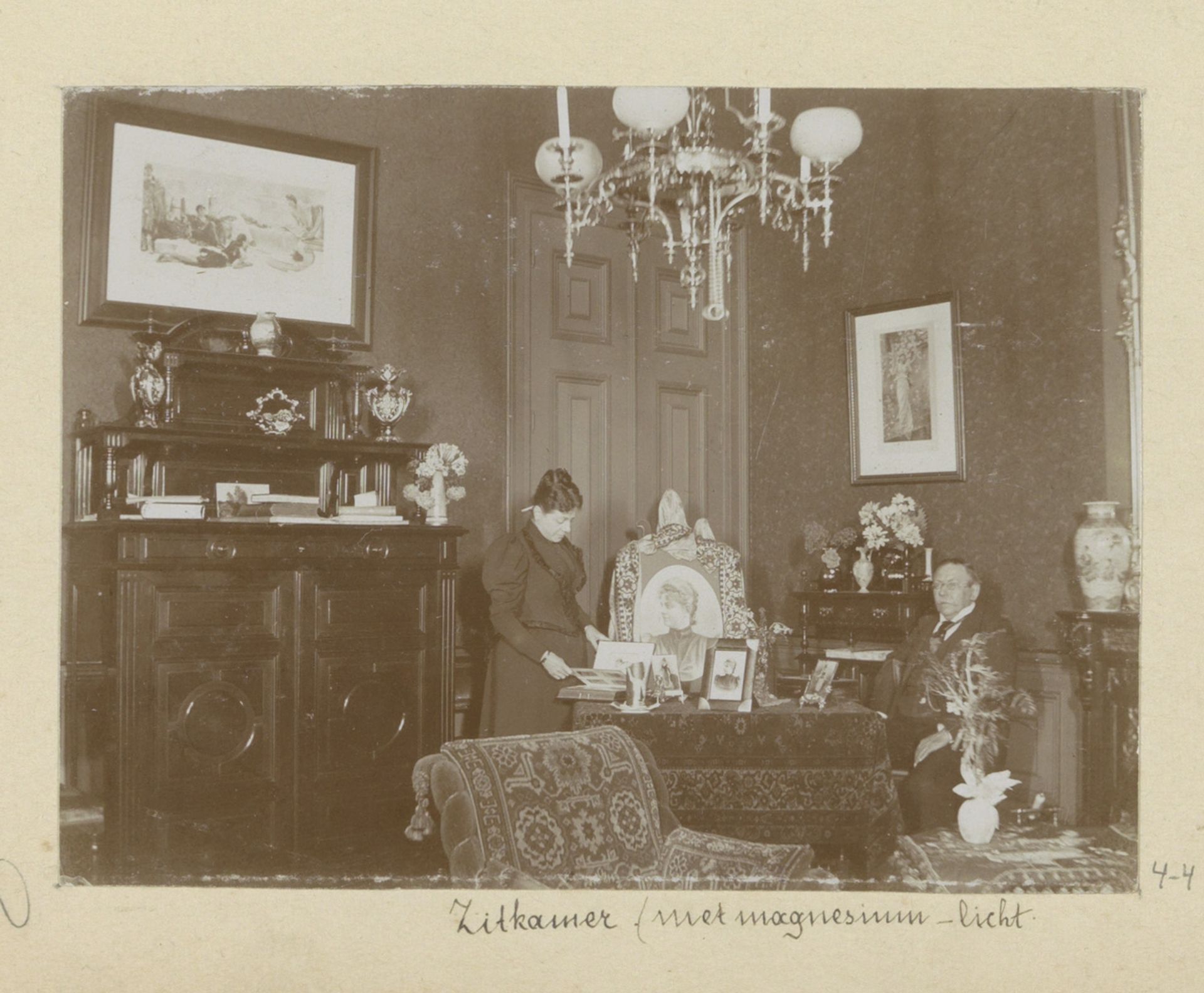 Interieur van de zitkamer met Hendrik en Carolina by Hendrik Herman van den Berg