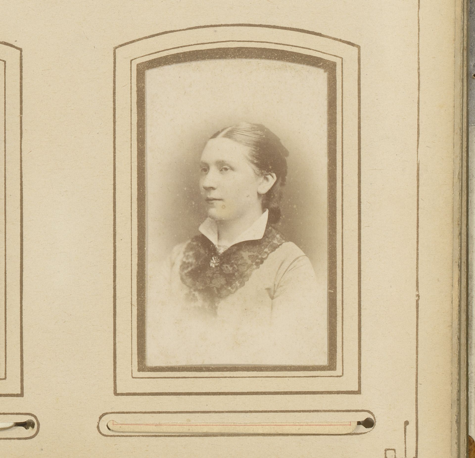 Portret van een jonge vrouw by Abraham Koorenhoff
