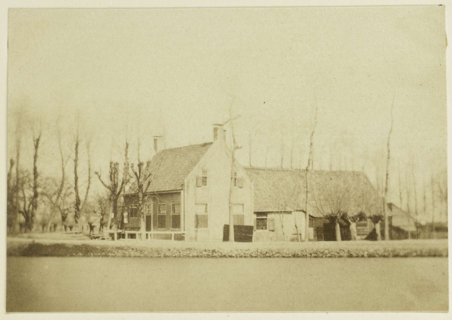 Gezicht op een boerderij langs de Vecht by Eduard Isaac Asser
