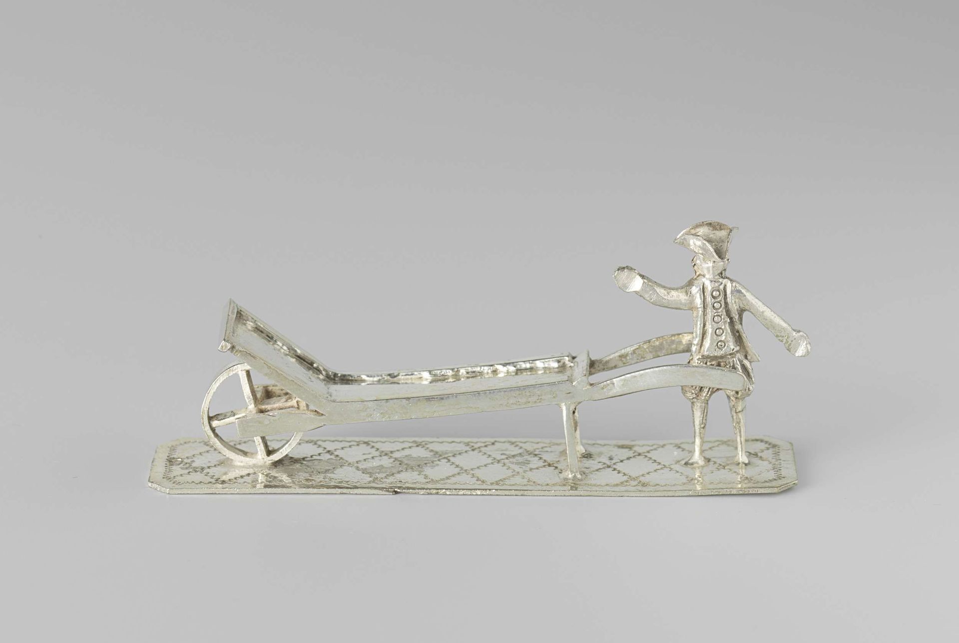 Man met kruiwagen by W. Freen