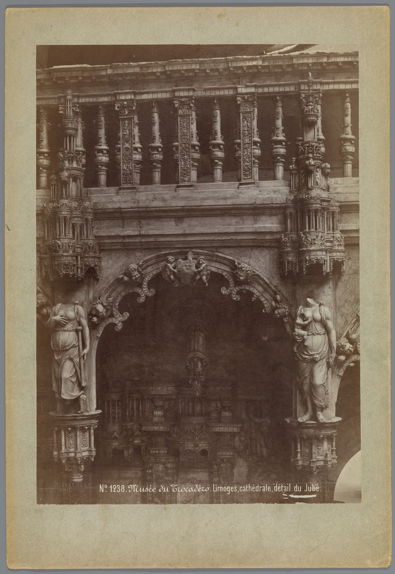 Deel van een gipsafgietsel van het oksaal uit de kathedraal van Limoges in het Musée des monuments français te Parijs by Médéric Mieusement