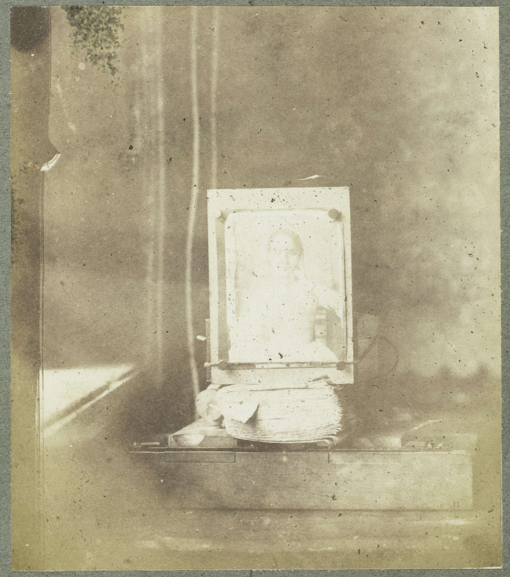 Foto met daarop een portret van een meisje ingelijst op het bureau by Eduard Isaac Asser