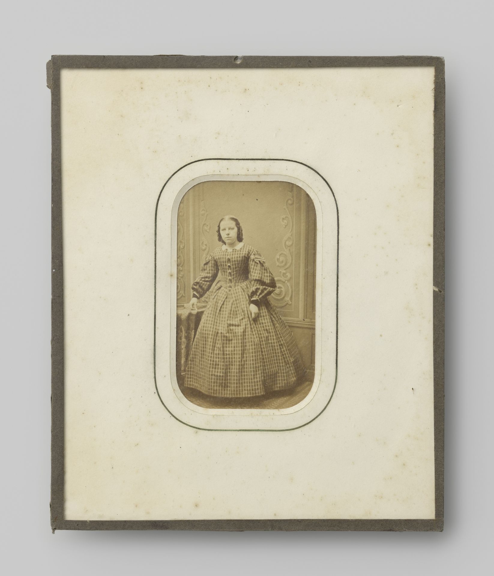 Portret van een onbekende staande jonge vrouw by Albert Greiner