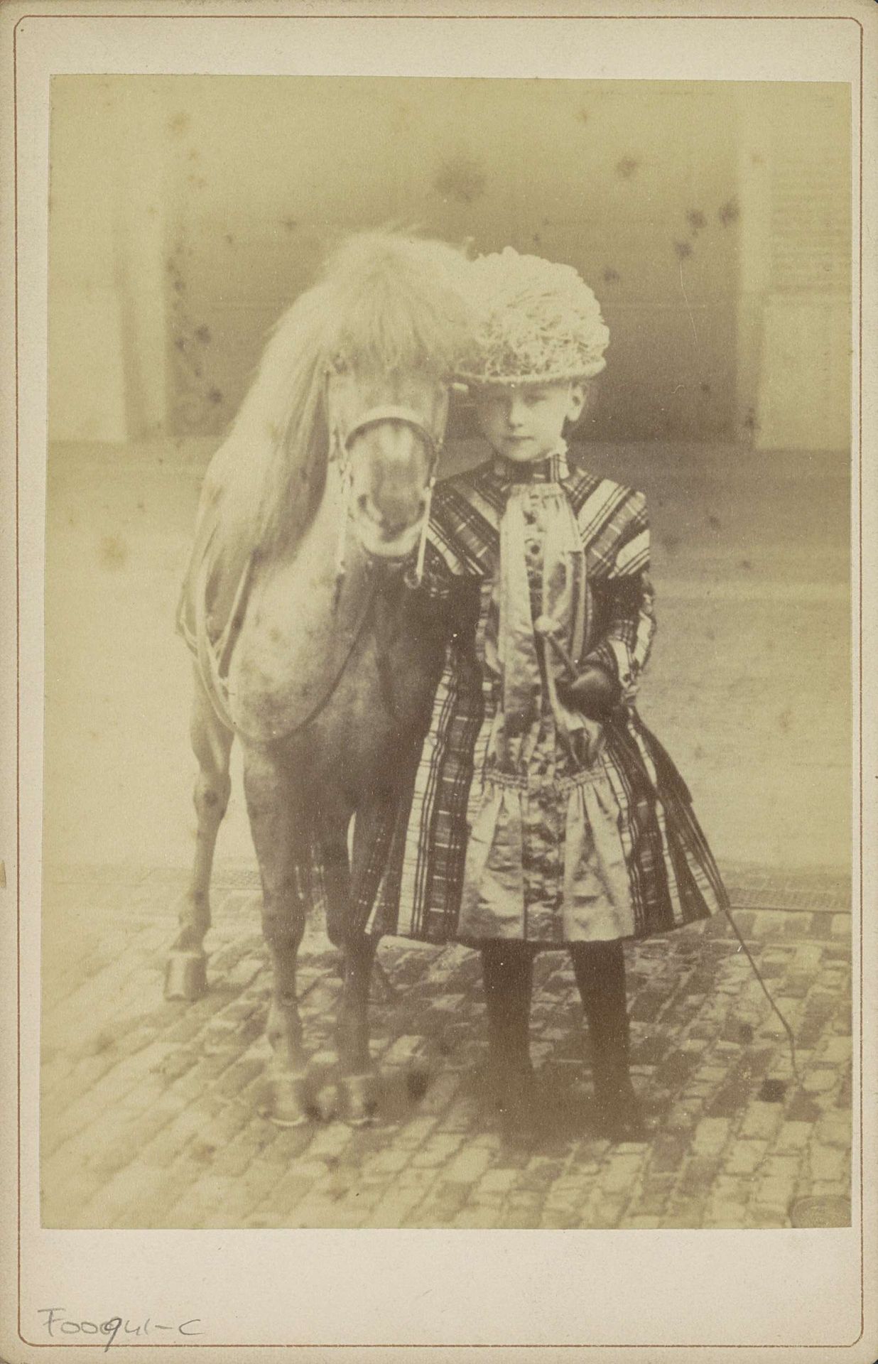 Portret van prinses Wilhelmina als jong meisje, staand naast een pony by Richard Kameke