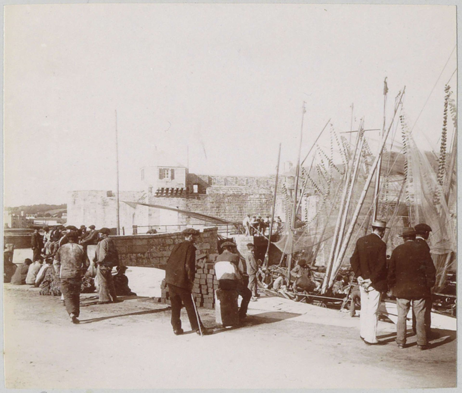 Mannen op de kade in de haven van Concarneau by Delizy