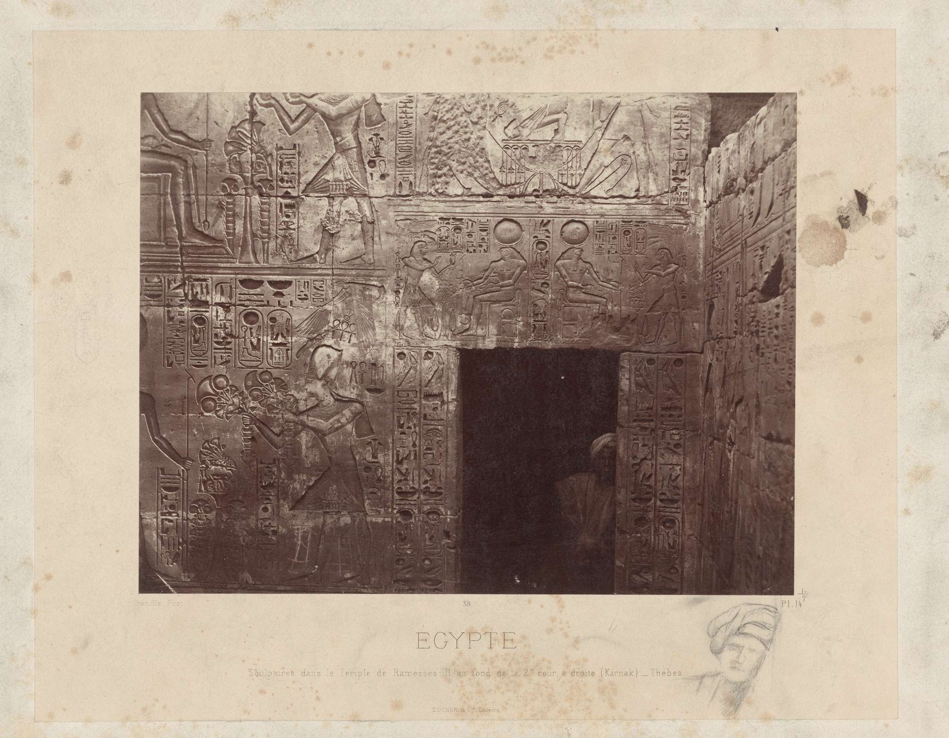 Man in een deuropening in de tempel van Ramses III in Egypte by Félix Bonfils