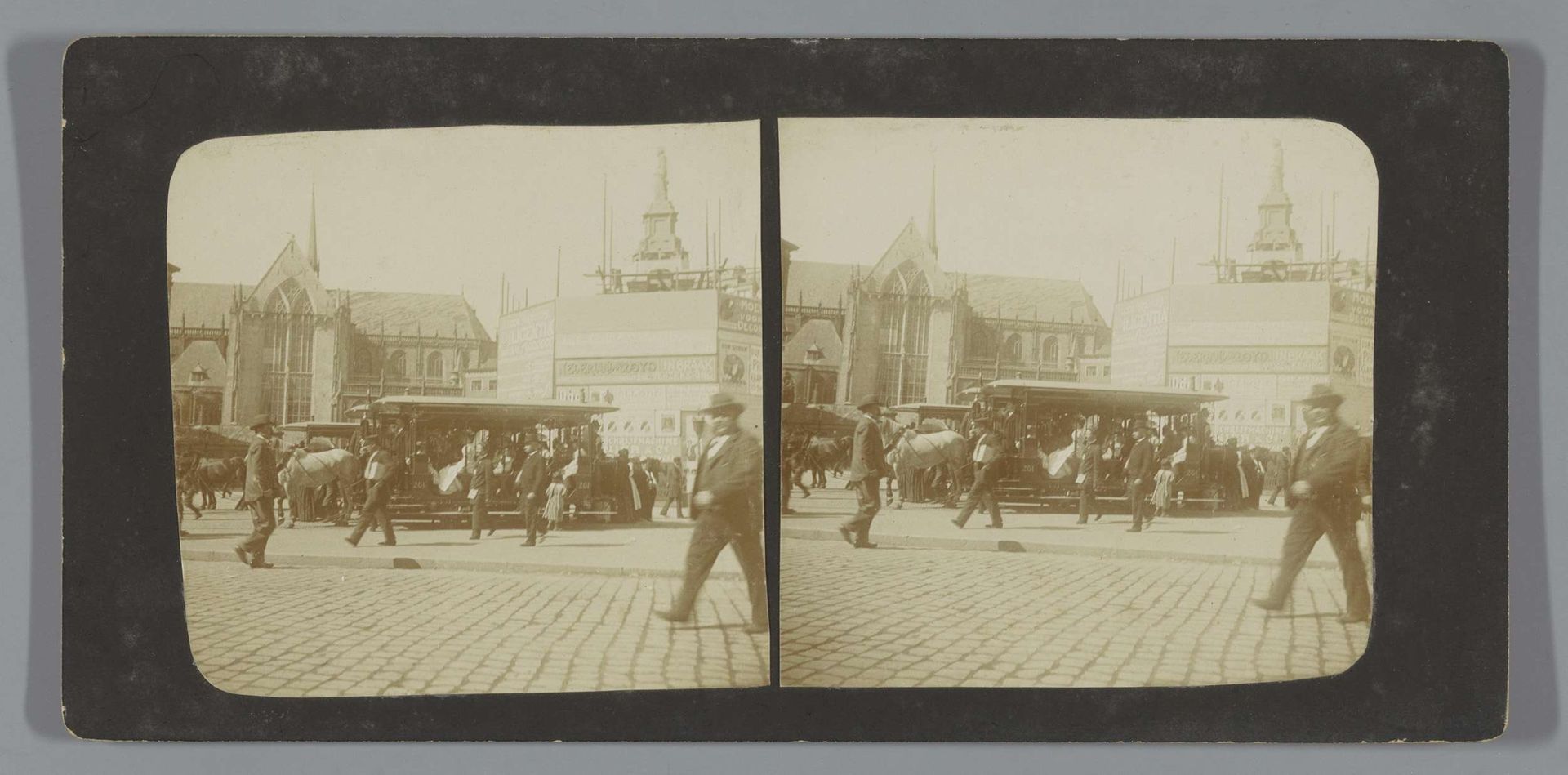 Voorbijgangers en paardentrams op de Dam met het beeld 'De Eendracht', beter bekend als 'Naatje van de Dam' (in de steigers), Amsterdam, Nederland by Adrianus Scheltema-Beduin