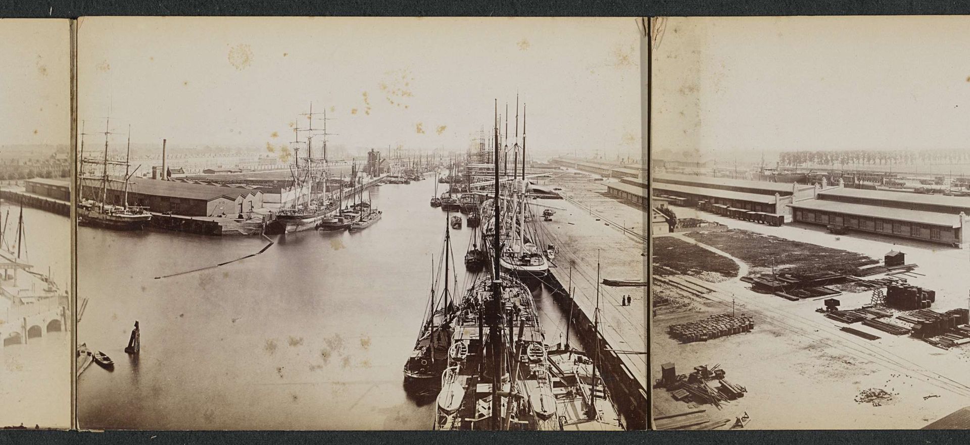 Gezicht op de Entrepothaven links en Binnenhaven rechts by F. von Pöppinghausen