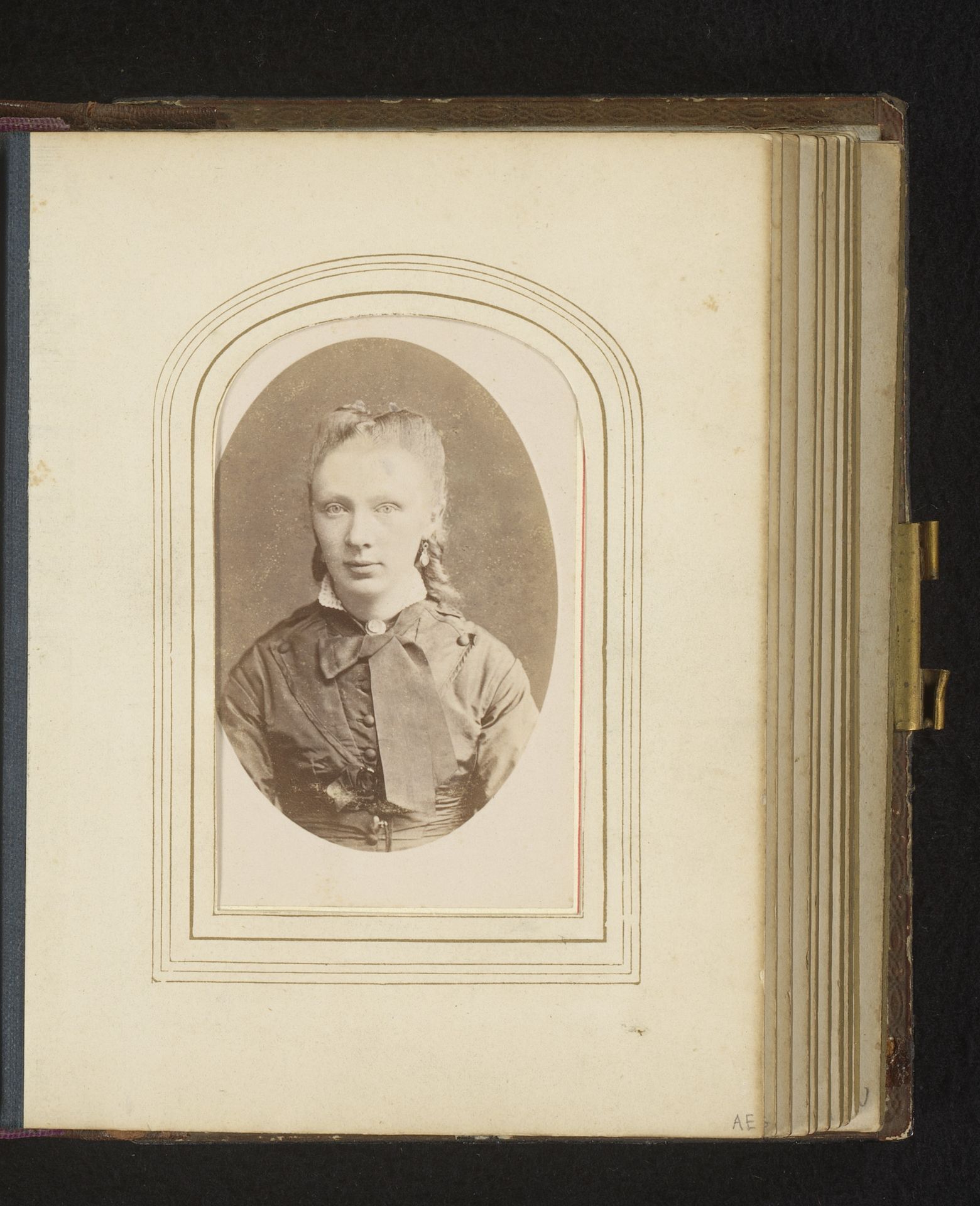 Portret van een jonge vrouw by Friedrich Julius von Kolkow