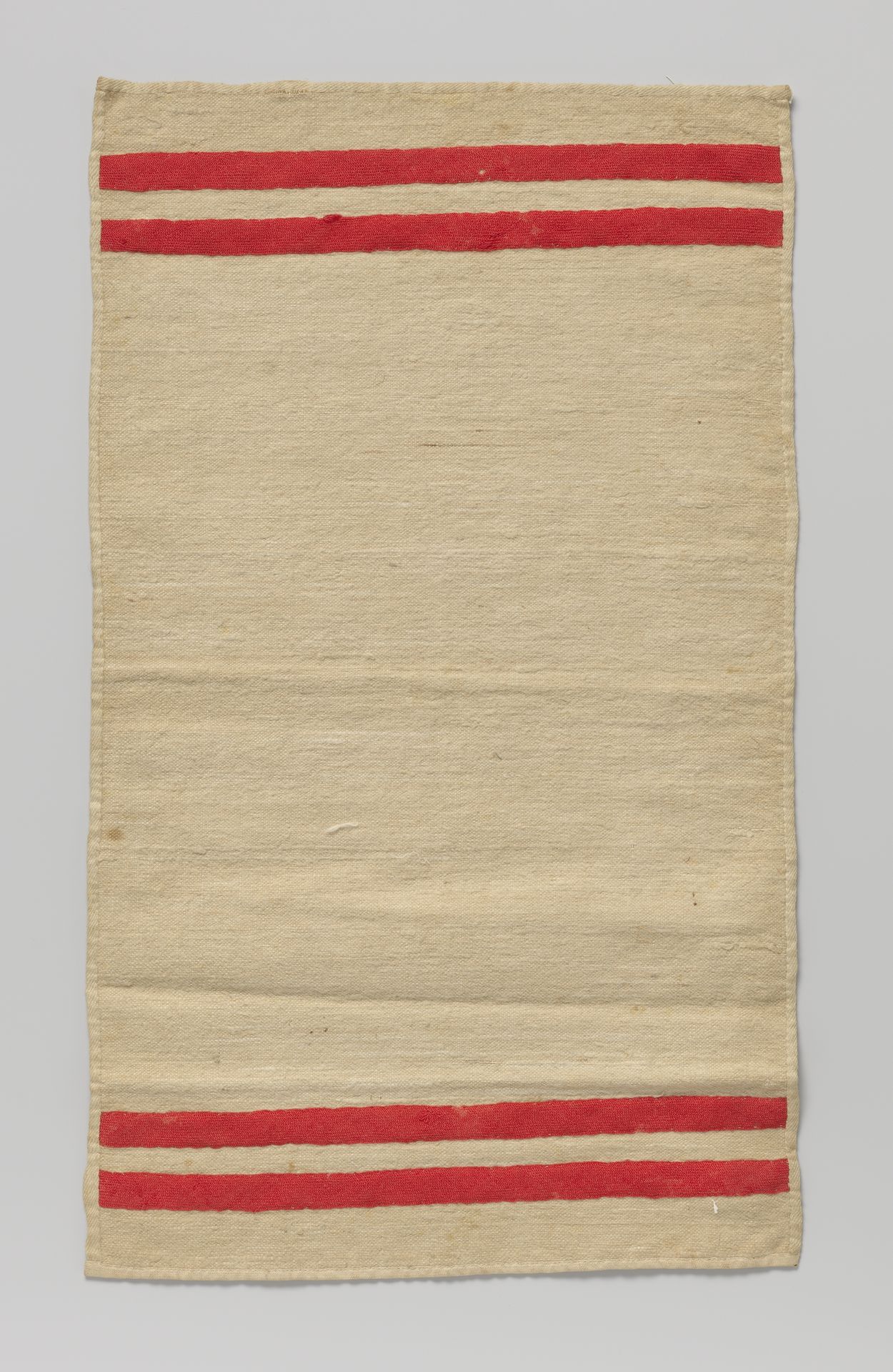 Rechthoekige doek met aan de korte kant van de voorzijde twee rode strepen aan weerszijden by Susanna Maria van Pabst Rutgers-Linse