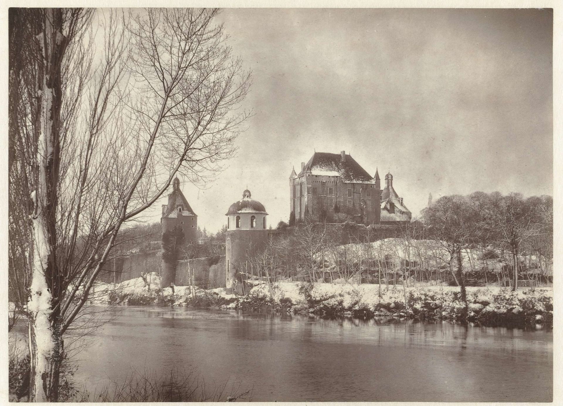 Besneeuwd Château de Touffou in Bonnes, Frankrijk by Jules Robuchon
