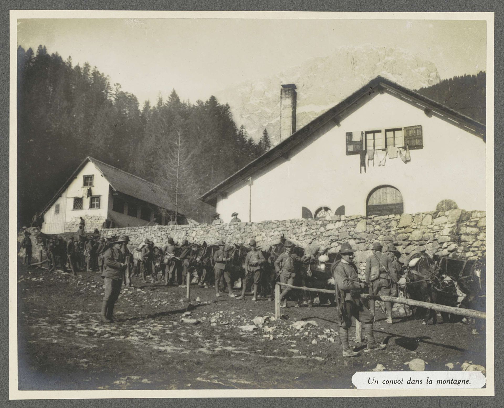 Vermoedelijk Italiaanse Alpenjagers begeleiden muilezels bij het transport van militaire staf by Henri de Rothschild