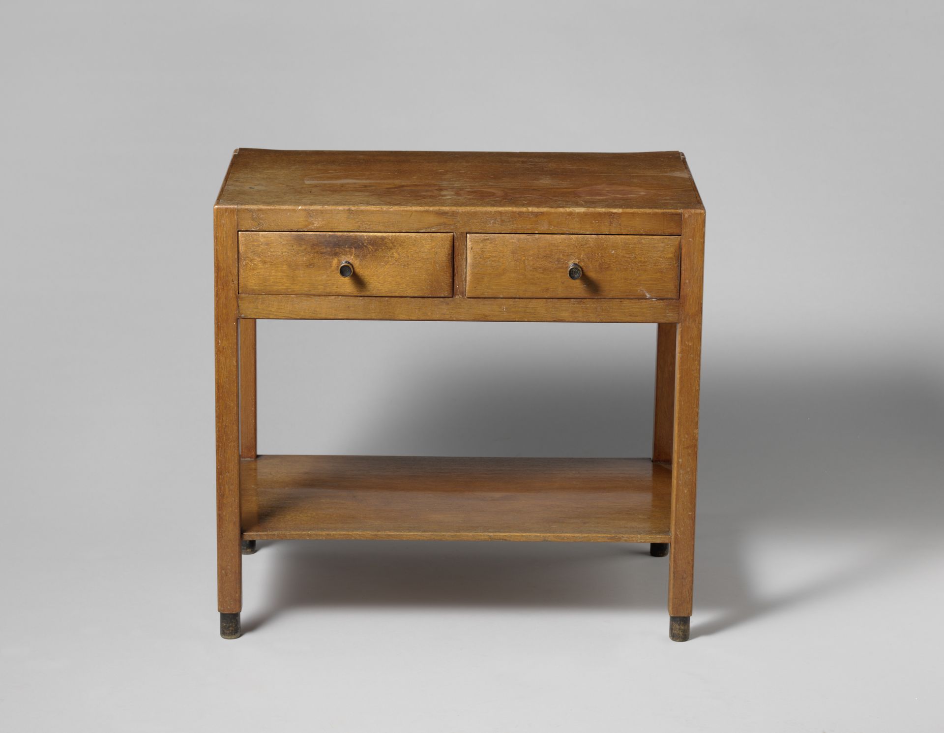 Tafel met een ladenblok en onderblad by Piet L. Kramer
