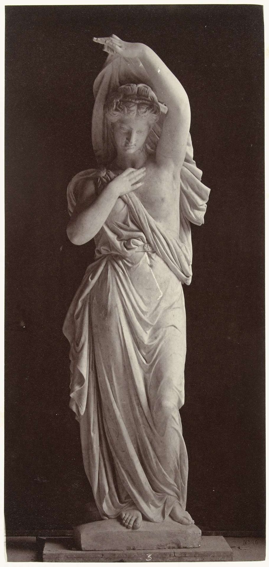 Marmeren beeld van een vrouw in toga met gedeeltelijk ontbloot bovenlichaam. by Louis-Emile Durandelle