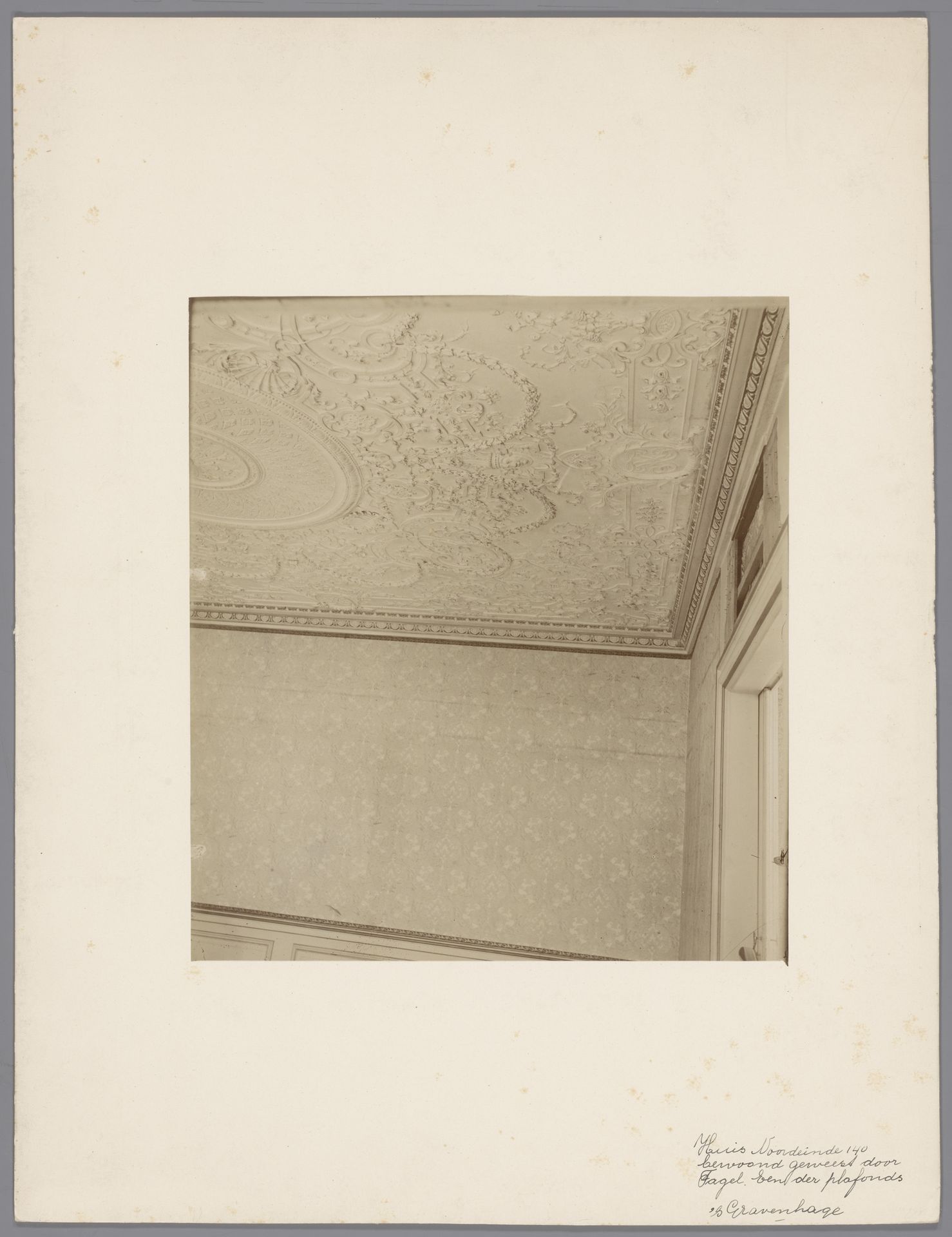 Versierd plafond in het huis op Noordeinde 140 te Den Haag by anoniem (Monumentenzorg)