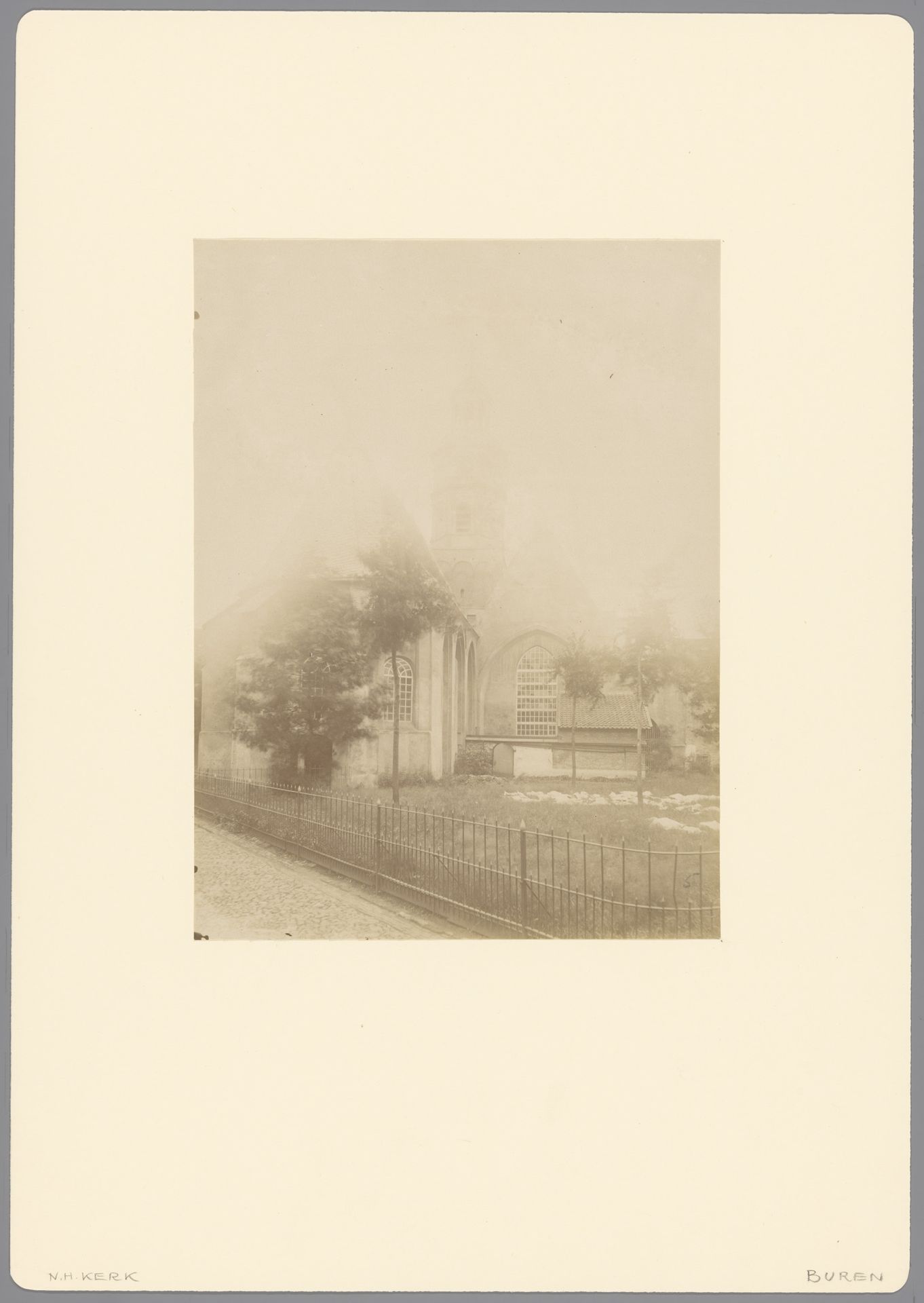 Gezicht op de Sint-Lambertuskerk te Buren by anoniem (Monumentenzorg)