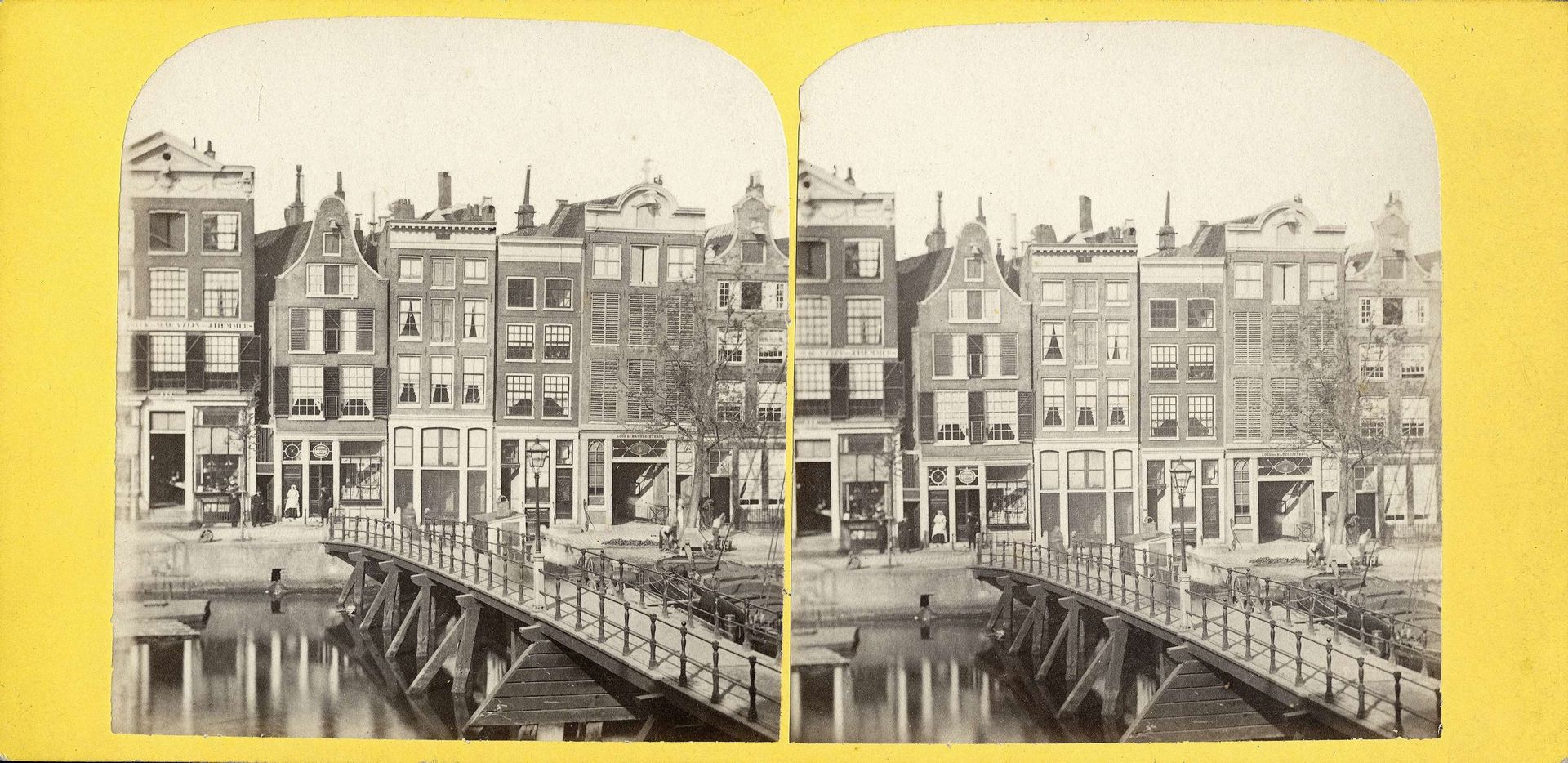 Gezicht op het Damrak en de Papenbrug, Amsterdam by Andries Jager