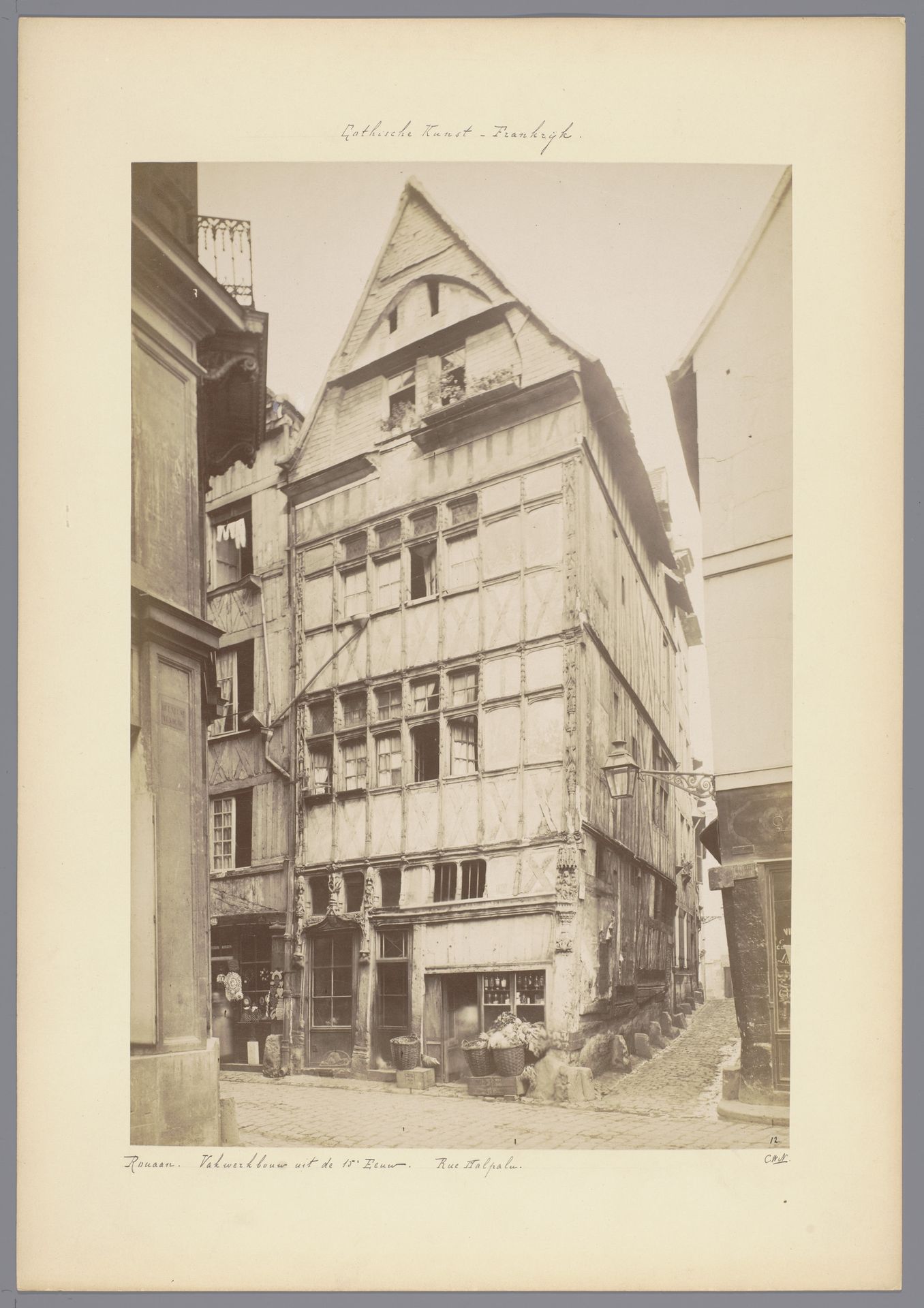 Gevel van een vakwerkhuis aan de Rue Malpalm te Rouen by Médéric Mieusement