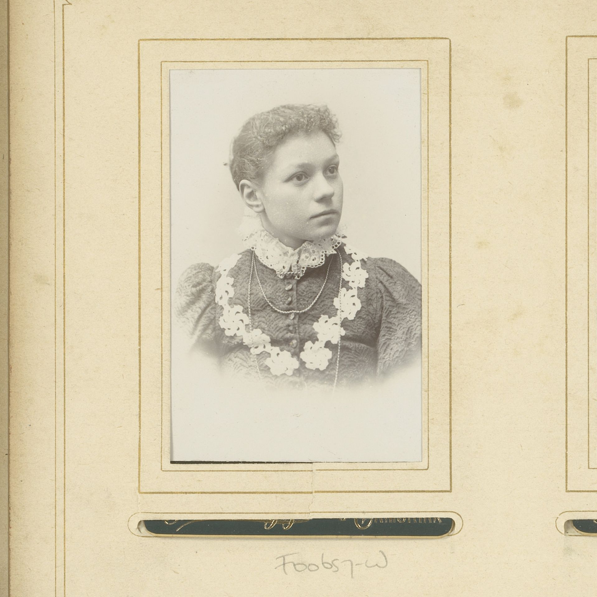 Portret van een jonge vrouw met halsketting by Alfred Wragg