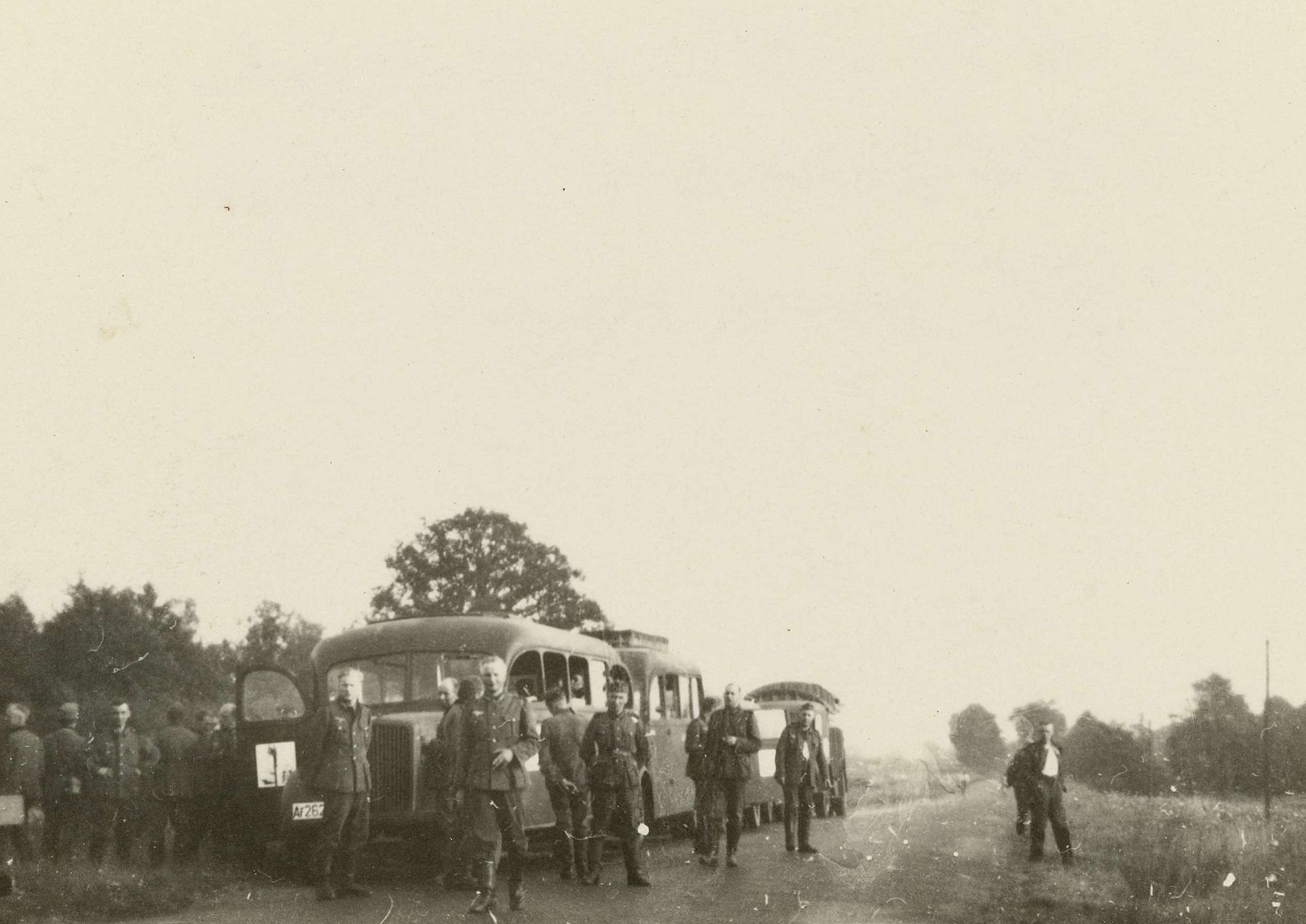 Duitse militairen bij twee bussen by Anonymous