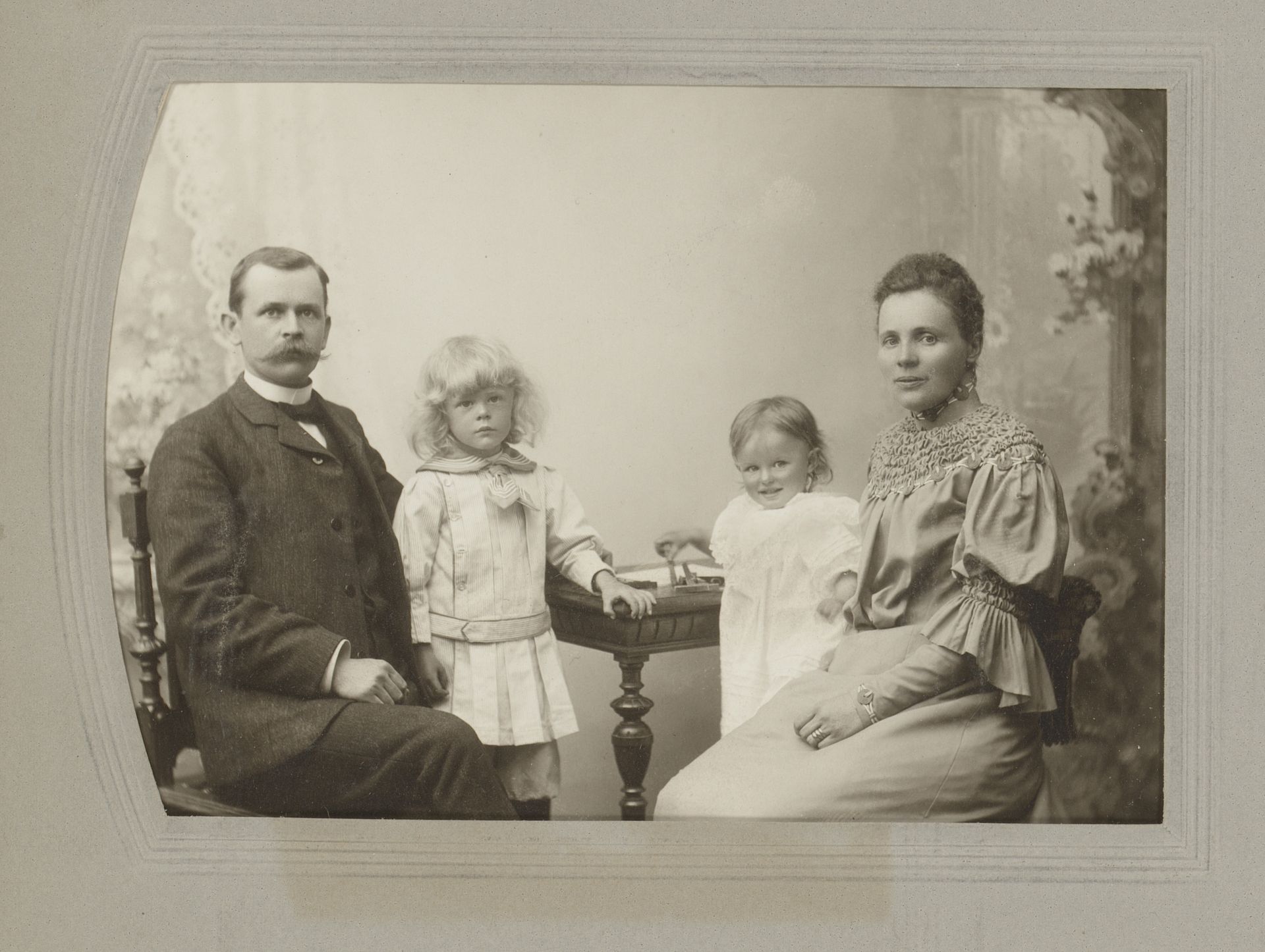 Familieportret met twee kinderen by Gustaf Lesser