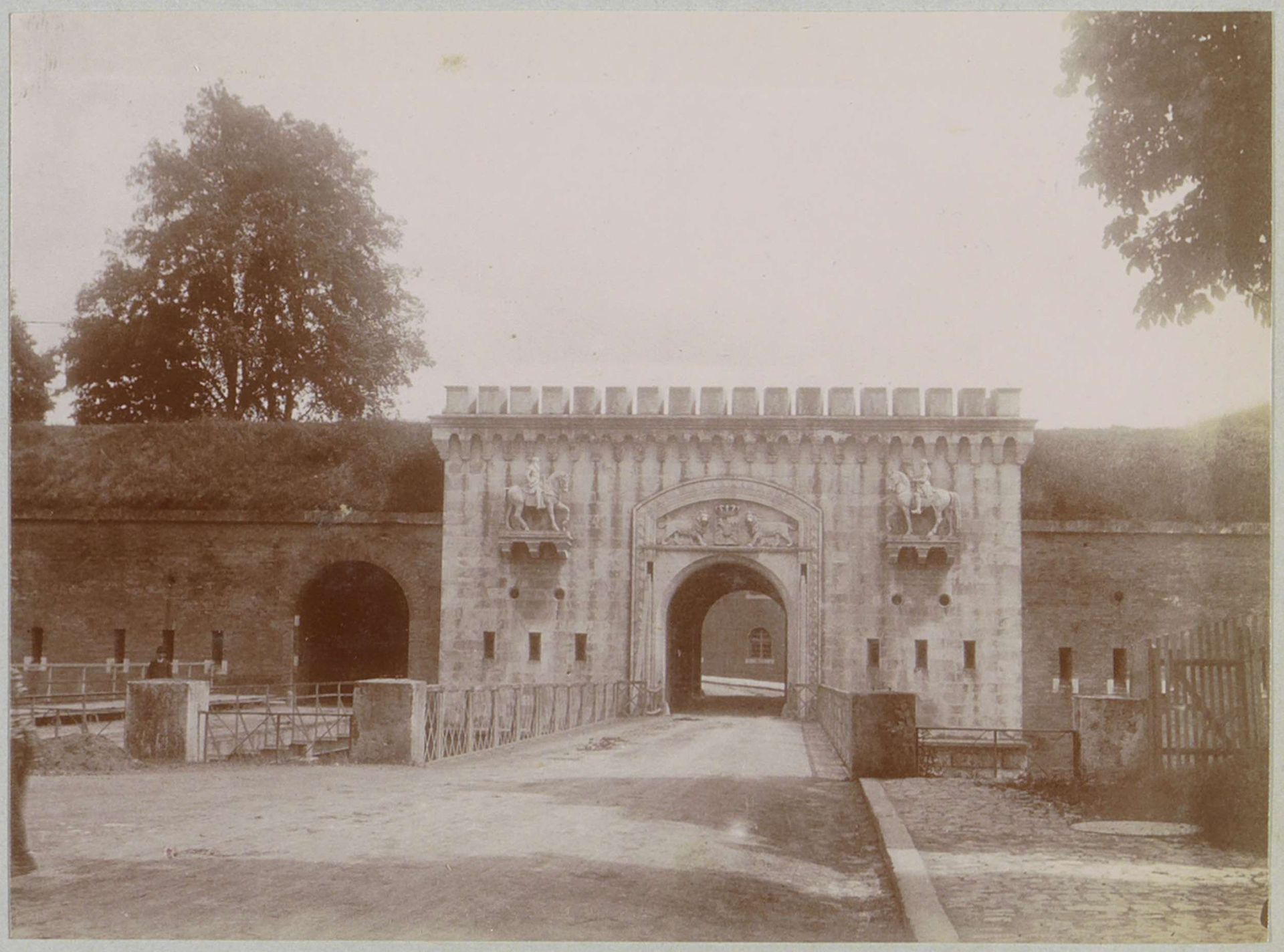 Poort van (vermoedelijk) een fort in Ingolstadt by Delizy