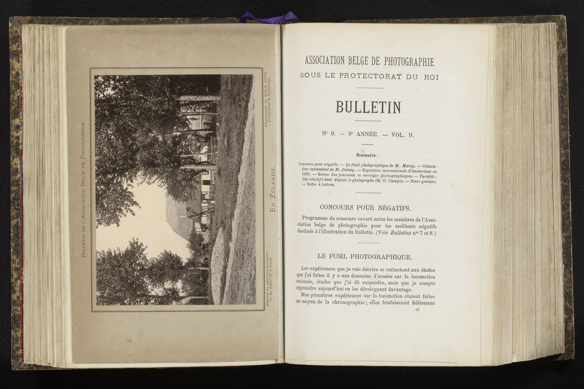 Gezicht op een huis tussen de bomen by Théophile d' Hauw