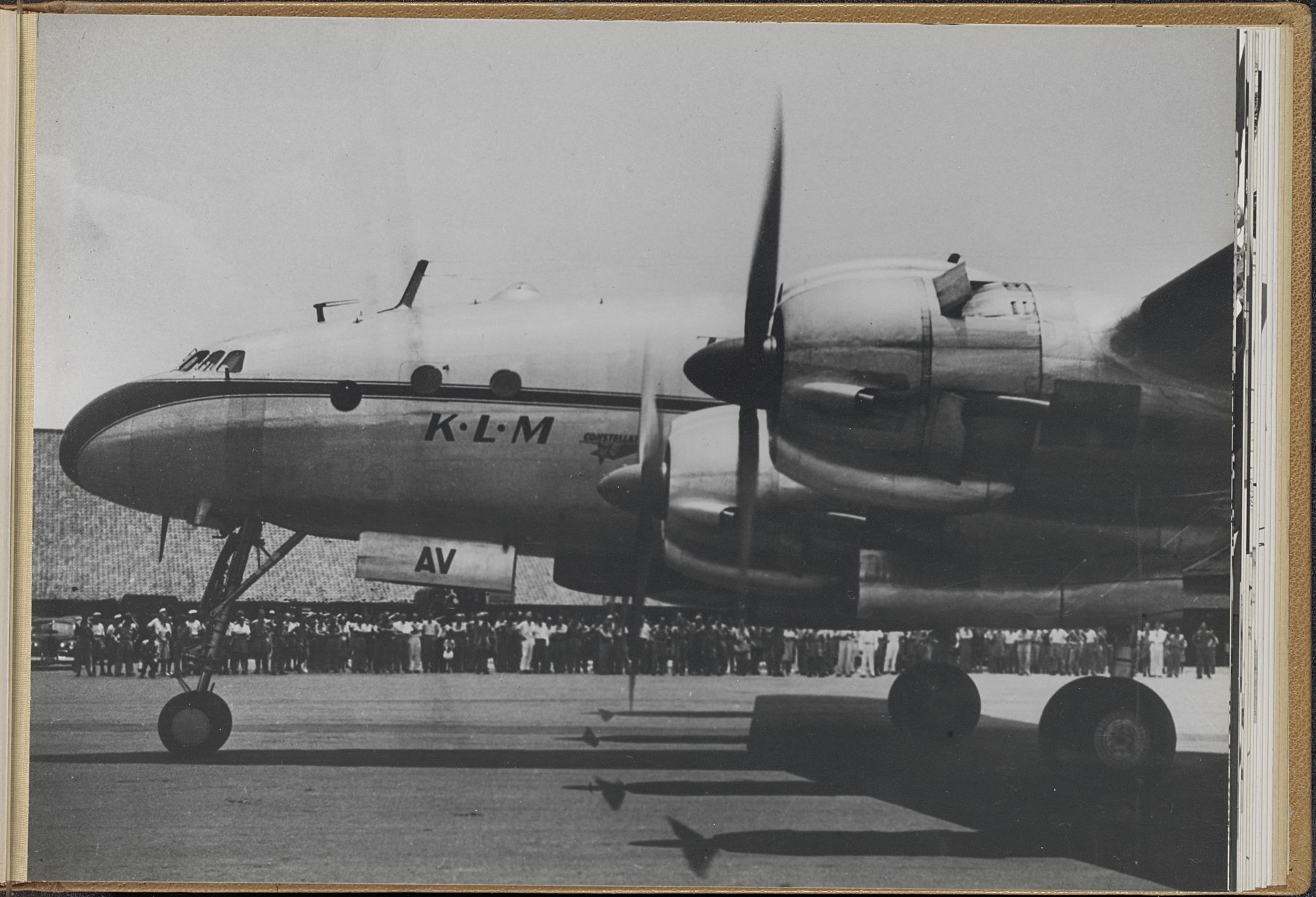 KLM-toestel, vermoedelijk in Nederlands-Indië by Anonymous